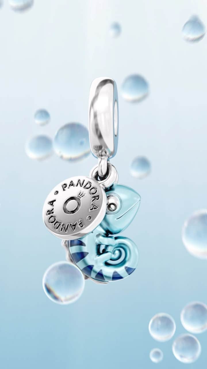 のインスタグラム：「A great excuse to cool off. These charms change colour when the temperature drops! 🫧 #MomentsWithPandora #SeekTheSun #PandoraCharms」