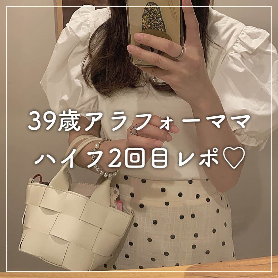 kaorinさんのインスタグラム写真 - (kaorinInstagram)「先日初体験したハイフ、 目周りがスッキリしたり、 フェイスラインがシュッとしたりと 自分なりに効果を感じたので 2回目のハイフに行ってきました🤍  東海地区初の看護師ハイフ専門サロン @medicalace_nurse で 受けてきましたよ🥰  今回も目周りのたるみがスッキリしたし、 フェイスラインもすごくシュッとしました✨  ビフォアフ載せてるので スワイプして見てみて下さいね♡  顎下のもたつきが Afterだとスッキリしてます♡  今回も痛みは全然我慢できるくらいでした✨  なにより2回目なので 今回はそんなに緊張しなかったし、 サロンのオーナーさんは 美容皮膚科専門看護師さんで 施術人数も一万人以上の実績がある方なので、 今回も安心してお任せできました♡  そして相変わらず美肌すぎて、 オーナーさんが愛用してる 炭酸パックを教えてもらって 私も買いました♡笑  名古屋の伏見駅から徒歩5分で プライベートサロンだから子連れもOKだそうです🤍  お値段も、美容皮膚科の1/4の価格で お値打ちなので、 ハイフ気になってた方、 ぜひチェックしてみて下さいね🥺💘  #medicalace#medicalace_nurse#プライベートサロン#メディカルエース#メディカルエース名古屋#ハイフ#ハイフエステ#美容#アラフォー#アラフォー美容#美容好き#水光ピーリング」7月26日 23時05分 - kaorinnnhyrk