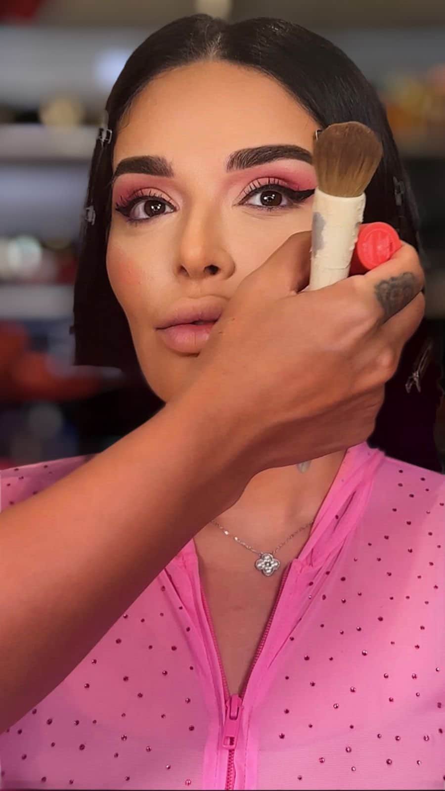 Huda Kattanのインスタグラム：「I could wear pink makeup every day!!! 🥰💗 Thank you to my amazing glam team @shirinnabati.makeup @kimmyhairdxb @nichesalondxb」
