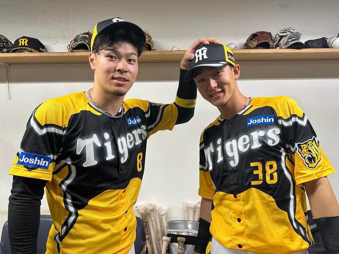 阪神タイガースさんのインスタグラム写真 - (阪神タイガースInstagram)「同点タイムリーを打った佐藤輝明選手！ヒーローの小幡選手とツーショット！ #佐藤輝明 選手 #小幡竜平 選手 #ウル虎の夏 #ウル虎の夏2023 #阪神タイガース #JERAセリーグ #ARE」7月26日 23時06分 - hanshintigers_official