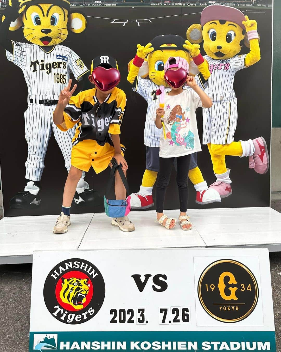 滝川その美さんのインスタグラム写真 - (滝川その美Instagram)「息子念願の甲子園球場へ連れてこれました！！ 娘は完全に付き合う感じで頑張てくれてました！！ ママだけで2人を連れている時は兄妹よく協力し合ってくれてるので助かります🙆‍♀️ どうもありがとう❤️  長い試合でしたが見事勝利！！ えんやこら来た甲斐があります😊 しかし夜でも拭いきれないまとわりつかような暑さが辛かった！！ 気温と熱気と甲子園の密度がとにかく暑くて！ 子どもたちは小さい体でよくあの暑さに耐えたと思うわ。 夏休みだねえ🌻  #甲子園 #甲子園球場 #ウル虎の夏2023 #夏休み #虎エール #逆転勝利 #六甲おろしを高らかに歌う」7月26日 23時09分 - iam_sonomi_official