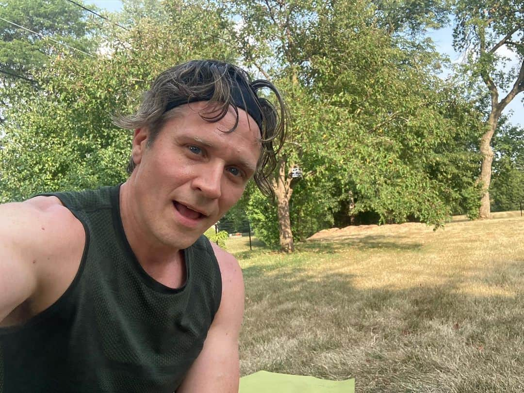 シーマス・デヴァーのインスタグラム：「Tried to figure out a good ol Wisconsin backyard workout yesterday so I turned to my favorite @seanviguefitness Pilates routine. He is an expert in these situations. #YogaMatOnGrass」