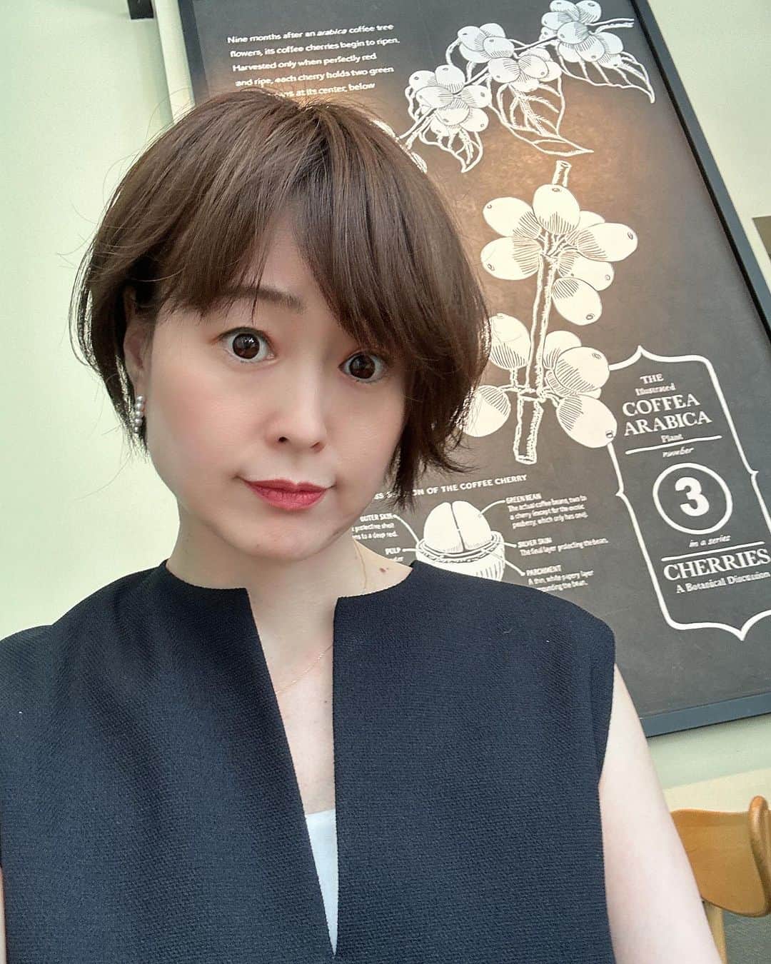 岩瀬玲のインスタグラム：「暑い日が続いてますね！ 外にいるだけで具合悪くなりそう  そんな中最近リアルミーティングが増えてて汗っかきのわたしには大変な毎日です🥵  日傘のありがたみ感じてます ほんと違う、日傘があると違う 最近は男性も使う人増えたけど ほんとみんな使った方がよい！  最近忙しすぎてストレスフルなので 洋服を買いまくっております🤣 人と会う機会も増えたし😁  #暑い #日傘必須」