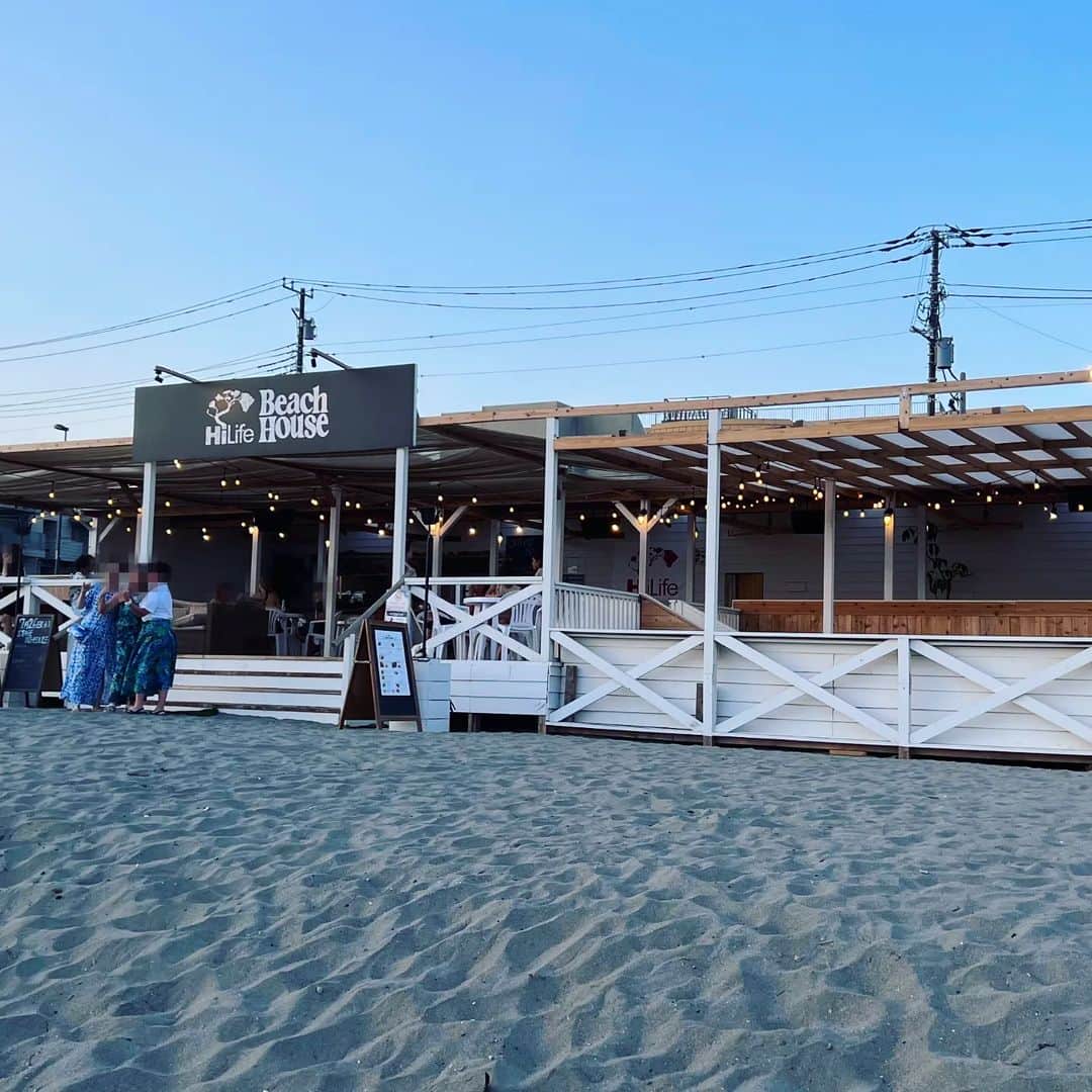 島田佳奈のインスタグラム：「今日の本命、材木座にある海の家「HiLife Beach Cafe」。 ゴザ敷でサザエとか焼く【the昭和】なタイプではなく、ハワイアンなメニューと屋外用ソファで快適に飲めるタイプやった。控えめに言ってサイコー！」