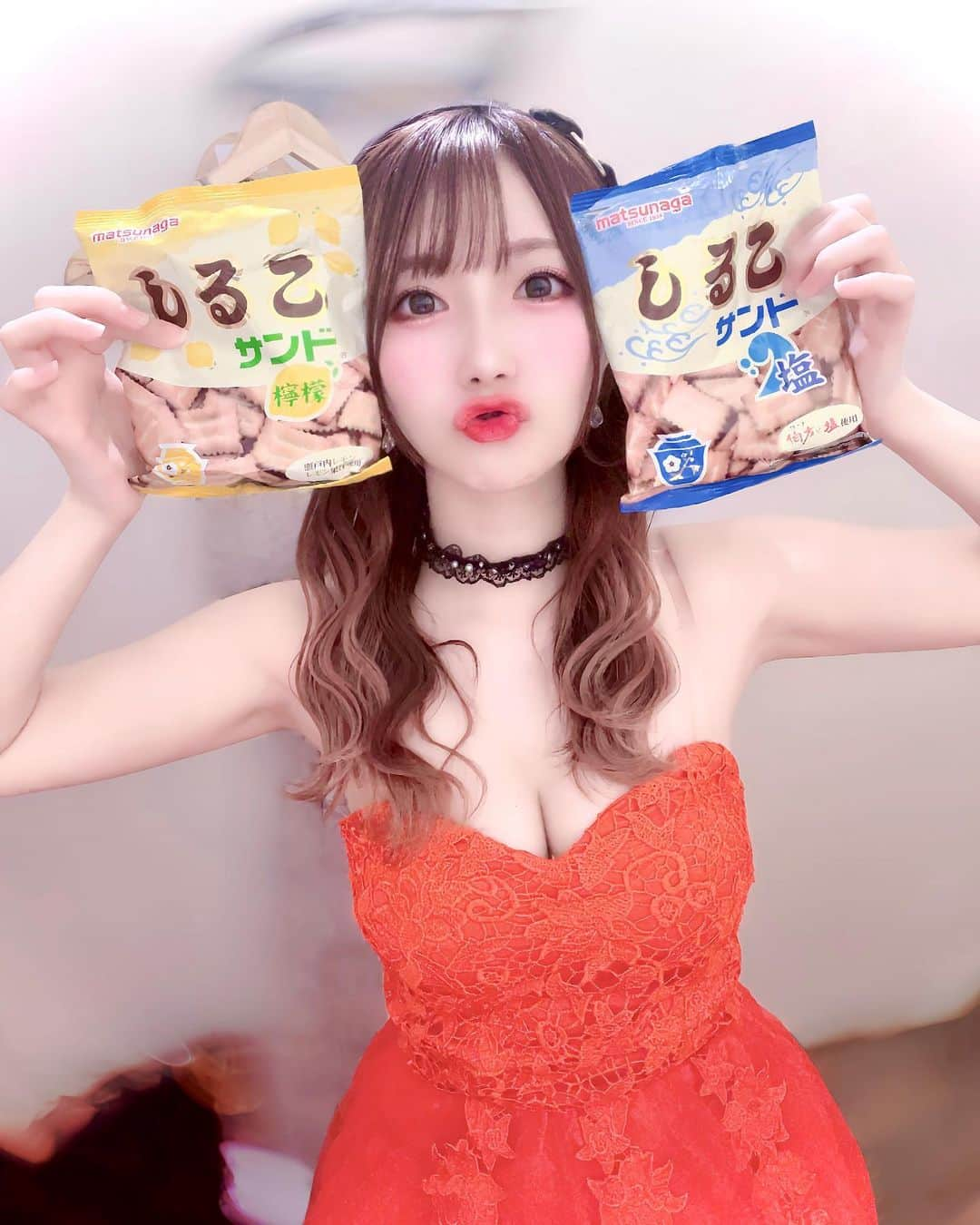 伊藤里織のインスタグラム：「しるこサンドをお布団にしたい . . . #KNUoNEW #マジック界のパイオニア #お菓子 #しるこサンド #お菓子好きな人と繋がりたい #❤️ #🍪」