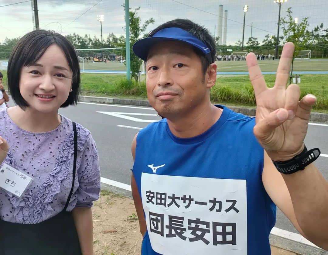 安田さちのインスタグラム：「27時間テレビ 100kmサバイバルマラソン  無事に完走することが出来ました！  企画を知らされてからの3カ月間、体重を13kg落として、仕事の合間を縫ってトレーニングをして、毎日頑張っている姿を見てきました。  目標は優勝だったので、本人は悔しい気持ちもあると思います。  でも49歳で完走出来ただけでもすごい！ 同世代の方のパワーになっていたら嬉しいです☺️  応援して下さった皆さま 本当にありがとうございました✨」