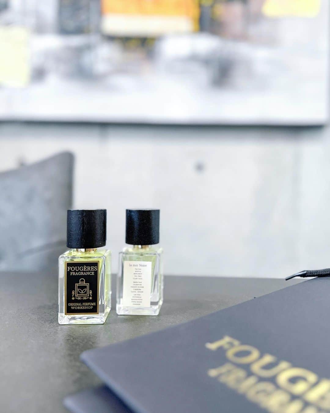 星読みプリンセス・エリ様さんのインスタグラム写真 - (星読みプリンセス・エリ様Instagram)「みんなはお気に入りの香水ってある？？ ⁡ ⁡ 私は香水が好きで、CHANEL・Maison Christian Dior・フランシスクルジャン・Jo Malone・ラルチザンパフュームetc... 10個くらいの香りを季節やファッションに合わせて使い分けているんだけど 新しく夏っぽい香りが欲しいなと思っていたところ、 浅草にオリジナルの香水が作れるお店があると聞いて、旦那さんと行ってきたよ💕 ⁡ ⁡ FOUGÈRES FRAGRANCEは完全プライベートの贅沢空間🚪✨ 世界中から厳選された80種類以上のエッセンシャルオイルを組み合わせて、オリジナルの香水を自分で調香出来るお店なの♡ ⁡ まずは作りたい香りのイメージを決め、 トップ・ミドル・ラストノートをそれぞれ3〜5つの香りを選んでいきます。 ⁡ ピン！ときた香りをメモに書いていくんだけど、 「對馬様はイメージ通りの香りを選んでいて、流石ですね！」とお店の方に褒めていただいた😘 ⁡ ⁡ でね。 香りを選んで出来上がりを待つ…☕️と思うじゃん！？ ⁡ なんと調香まで出来るんです🤩！！ 香りを重ねていく毎に変化していく香りに胸が高まる😍💕めちゃくちゃ楽しかったー💕✨ ⁡ ⁡ 私が作った香りは… la mer Noire 黒い海🌊 静かな夜の海をイメージした香り🌌 ⁡ 私はハーブ系の爽やかで落ち着く香りを、 旦那さんはシトラス系やフローラル系で石けんのような清潔感のある香りを選んでたよ🧼 ⁡ 80種類の中から12個〜くらい選ぶから、好みが顕著に現れるのも面白い🤣 お互いに相手をイメージした香りを作って、プレゼントし合うのも良いかも😍✨ ⁡ ⁡ PR @fougeres_fragrance #FougèresFragrance #浅草香水 #調香体験  #浅草観光 #上野観光 #香水作り #香水作り体験」7月26日 23時18分 - eri.princessmind
