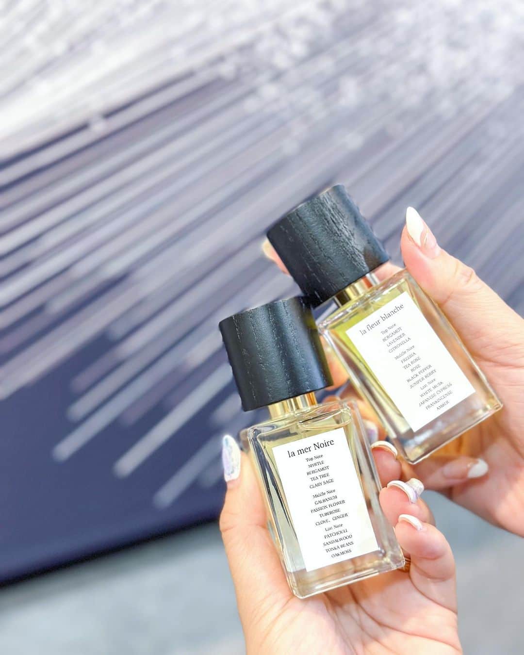 星読みプリンセス・エリ様さんのインスタグラム写真 - (星読みプリンセス・エリ様Instagram)「みんなはお気に入りの香水ってある？？ ⁡ ⁡ 私は香水が好きで、CHANEL・Maison Christian Dior・フランシスクルジャン・Jo Malone・ラルチザンパフュームetc... 10個くらいの香りを季節やファッションに合わせて使い分けているんだけど 新しく夏っぽい香りが欲しいなと思っていたところ、 浅草にオリジナルの香水が作れるお店があると聞いて、旦那さんと行ってきたよ💕 ⁡ ⁡ FOUGÈRES FRAGRANCEは完全プライベートの贅沢空間🚪✨ 世界中から厳選された80種類以上のエッセンシャルオイルを組み合わせて、オリジナルの香水を自分で調香出来るお店なの♡ ⁡ まずは作りたい香りのイメージを決め、 トップ・ミドル・ラストノートをそれぞれ3〜5つの香りを選んでいきます。 ⁡ ピン！ときた香りをメモに書いていくんだけど、 「對馬様はイメージ通りの香りを選んでいて、流石ですね！」とお店の方に褒めていただいた😘 ⁡ ⁡ でね。 香りを選んで出来上がりを待つ…☕️と思うじゃん！？ ⁡ なんと調香まで出来るんです🤩！！ 香りを重ねていく毎に変化していく香りに胸が高まる😍💕めちゃくちゃ楽しかったー💕✨ ⁡ ⁡ 私が作った香りは… la mer Noire 黒い海🌊 静かな夜の海をイメージした香り🌌 ⁡ 私はハーブ系の爽やかで落ち着く香りを、 旦那さんはシトラス系やフローラル系で石けんのような清潔感のある香りを選んでたよ🧼 ⁡ 80種類の中から12個〜くらい選ぶから、好みが顕著に現れるのも面白い🤣 お互いに相手をイメージした香りを作って、プレゼントし合うのも良いかも😍✨ ⁡ ⁡ PR @fougeres_fragrance #FougèresFragrance #浅草香水 #調香体験  #浅草観光 #上野観光 #香水作り #香水作り体験」7月26日 23時18分 - eri.princessmind