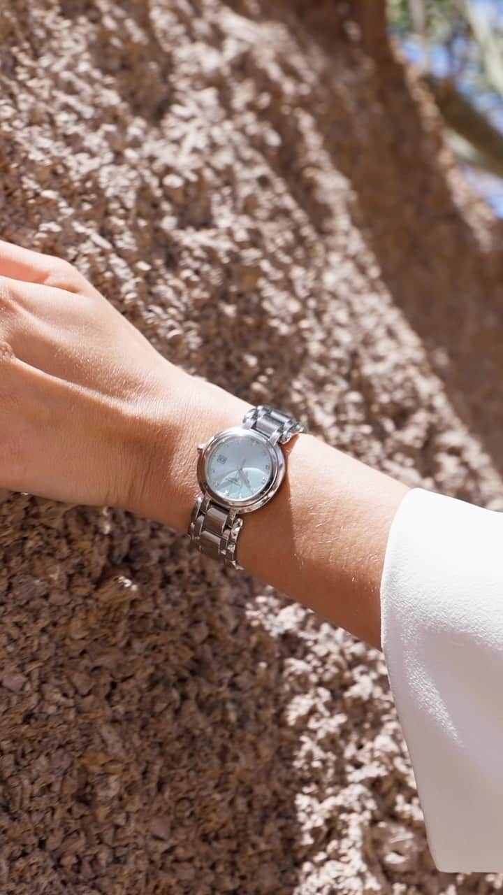 のインスタグラム：「Embrace the sunny days with the new LONGINES PRIMALUNA, perfect for catching those summer vibes.  Discover these elegant models in light blue and light pink via the link in bio.  #EleganceisanAttitude #LonginesPrimaLuna #Summer #babyblue #babypink」