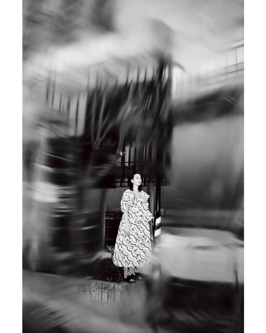 小見山峻のインスタグラム：「. Lula Books 「Non」 . . @non_kamo_ne @lula_japan @mana.snow @nakazonomami @ginza_tsutayabooks  . . . Lula Japanを発行する株式会社ルラ ジャパンの出版プロジェクト「Lula BOOKS」から、第3弾となる「Non」が7月13日（木）より発売されます。 役者のみならず、映像から音楽、アートシーンにおいても活躍の場を広げ、世代を超えて多くの人々を虜にしてきたアーティスト のん。 彼女が30歳の節目を迎える今年の誕生日に刊行される本作は、「今」と「未来」を繋ぎ、新しいステージへと想いを紡いだアートブックです。 3名の写真家による撮り下ろしのヴィジュアルストーリーから、彼女自身が新たに制作したリボンアート作品、今の想いを綴ったセルフライティング集、3名の海外作家によるエクスクルーシブなアートワーク、世界的に活躍するゲストを迎えた対談企画まで。 さまざまなクリエイティビティが結集し、のんの底知れぬ表現力が解き放たれたメモリアルな1冊が完成しました。 NON GOODS SHOP、Lula Japan Webstore、その他各書店やオンライン書店にて取り扱いを予定しています。    【Lula BOOKS Non】 RELEASE DATE：2023年7月13日（木） PRICE：￥6,050 SPECIFICATION：ハードカバー / H246mm×W191mm / 144ページ  ISBN : 978-4-910889-06-1 PUBLISHER：株式会社ルラ ジャパン AVAILABLE TO BUY FROM： NON GOODS SHOP non-goods.myshopify.com Lula Japan Webstore lulajapan.stores.jp その他全国書店・CDショップ・オンライン書店など」