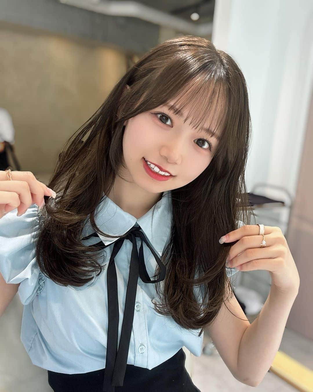 畑美紗起のインスタグラム：「気づいた？💇🏻‍♀️💕💕  髪の毛切ったのーーーっ∩^ω^∩ レイヤーカット？してもらったよ🫶🏻  @yamato_takumi 👏🏻  どうかな？？？💭  ブラウスはコラボ服だよお🩵  #畑美紗起 #ヘア #美容院 #ヘアカラー #レイヤーカット #レイヤー #ヘアセット #ヘアアレンジ #表参道美容室 #hair #instagood #shooting #me」