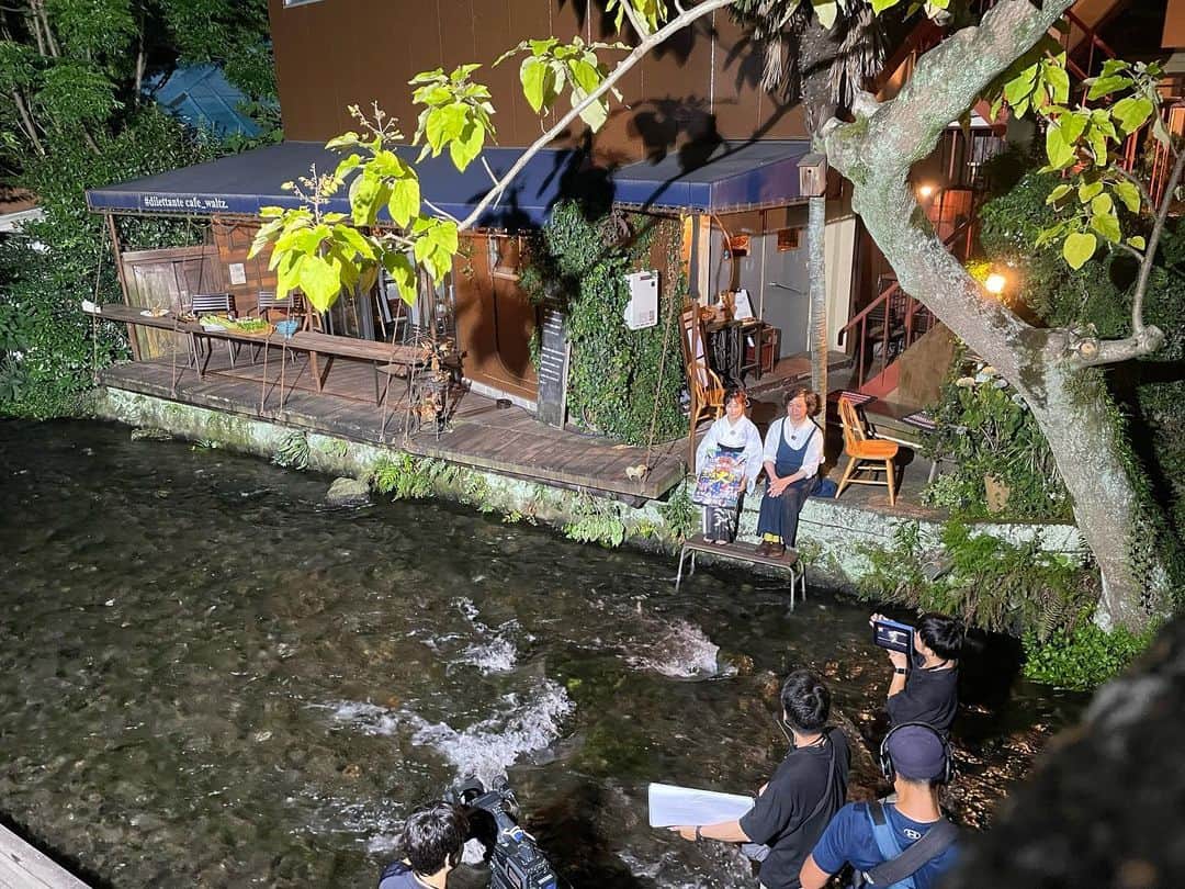 重長智子さんのインスタグラム写真 - (重長智子Instagram)「. . 三島の源兵衛川沿いに佇む ディレッタントカフェ☘️ . 店主の四宮さんが手掛けるランチコースは 地元産が多く、食材のおいしさを 引き出しています☺️ . 夜の営業は土曜のみですが、 特別にあけていただきました。 . 川のせせらぎを聞きながらいただいた料理と 楽しいお話、いろいろなハプニングも含めて いい夏の思い出です🌻 . 奥様、娘ちゃんともお会いできて 嬉しかったです☺️ . 生中継へのご協力 ありがとうございました‼︎ . . #静岡県 #三島市 #ディレッタントカフェ #ローストポーク #前菜の盛り合わせ #玉ねぎのキッシュ #SBSテレビ #そこ知り」7月26日 23時27分 - tomoko_shigenaga