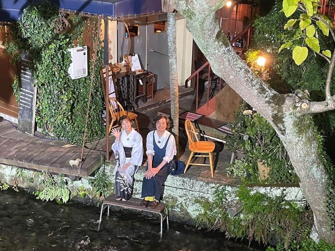重長智子さんのインスタグラム写真 - (重長智子Instagram)「. . 三島の源兵衛川沿いに佇む ディレッタントカフェ☘️ . 店主の四宮さんが手掛けるランチコースは 地元産が多く、食材のおいしさを 引き出しています☺️ . 夜の営業は土曜のみですが、 特別にあけていただきました。 . 川のせせらぎを聞きながらいただいた料理と 楽しいお話、いろいろなハプニングも含めて いい夏の思い出です🌻 . 奥様、娘ちゃんともお会いできて 嬉しかったです☺️ . 生中継へのご協力 ありがとうございました‼︎ . . #静岡県 #三島市 #ディレッタントカフェ #ローストポーク #前菜の盛り合わせ #玉ねぎのキッシュ #SBSテレビ #そこ知り」7月26日 23時27分 - tomoko_shigenaga