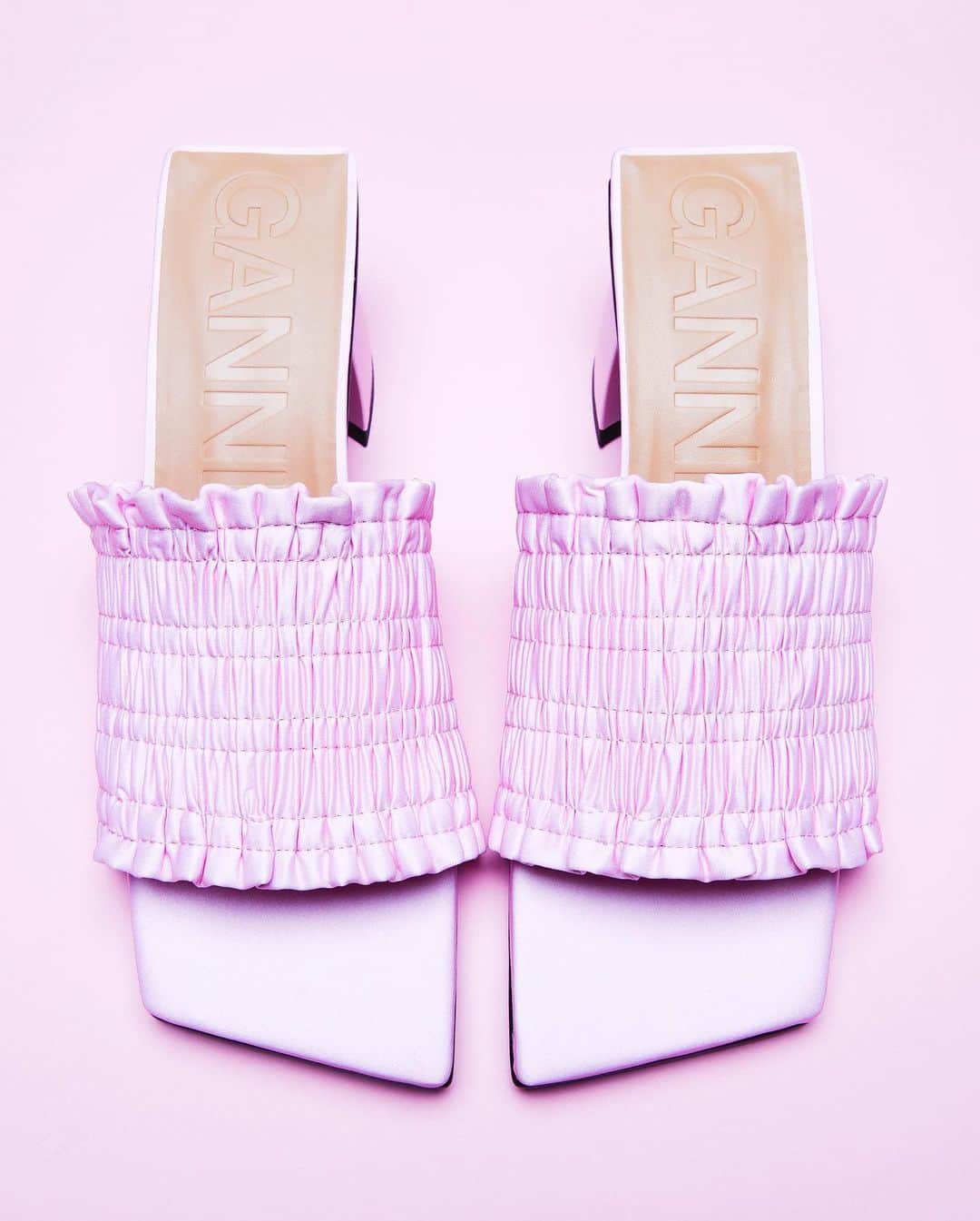エルエヌシーシーのインスタグラム：「Dress like a Dane  Shop now on LN-CC」
