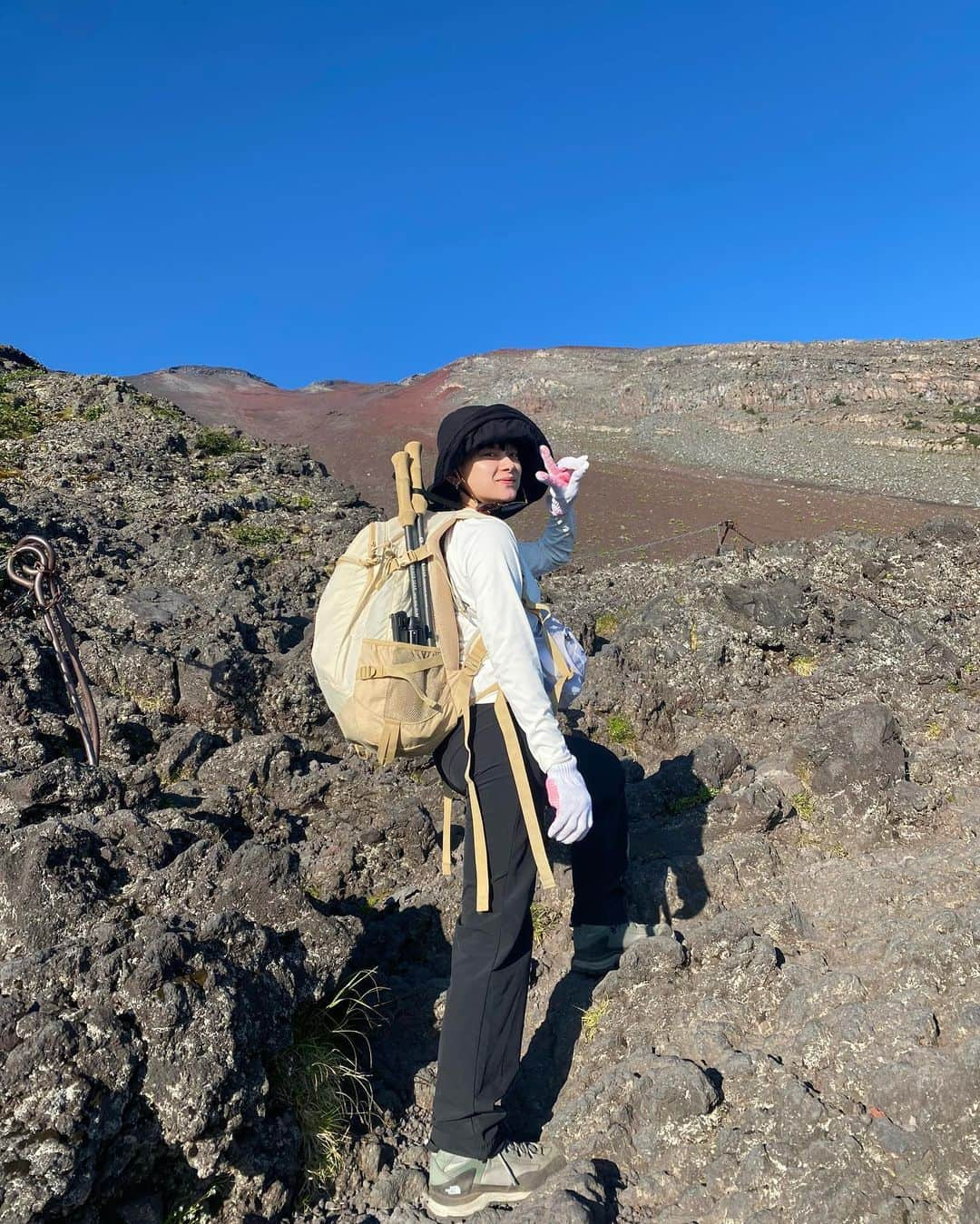 荒井愛花のインスタグラム：「2023.7.24.25 標高 3776M 念願の富士山へ🗻  「人生で一度は、富士山の頂上に！」との想いが昨年登山を始めたキッカケでした。 2日間天気良好！風も吹きすぎず、 安全にゆっくりゆっくり登ったよ◎ (計13時間半…！)  1日目は7合目の山小屋(トモエ館)に泊まって 夕飯時にまさかの仮歯が取れたり、 夜中出発する人達の足音で よく眠れなかったりも良い思い出です。  朝4時に起きてご来光を浴びて、2日目出発。 富士山は山道がしっかりと整備されていて (崖がないので高所恐怖症の私でも怖くない！) 頂上にはトイレも、まさかの自動販売機まであってなんだか驚きました。  うわぁ〜やっとついた〜〜とテンション上がりながら頂上についてから お鉢巡り(山頂を一周)約2時間が残っていたのは 体力、メンタル的に…キツ…かった…笑 下山は、砂！砂！何度か転びながら滑り降りて 到着した時はさすがに達成感で溶けたよ🫠  しっかりと筋肉痛です(⁎⁍̴̛ᴗ⁍̴̛⁎) 富士登山は、2023年ひとつの目標だったので 達成できて本当に嬉しい！です！  #愛花の登山日記 #富士山 #登山」