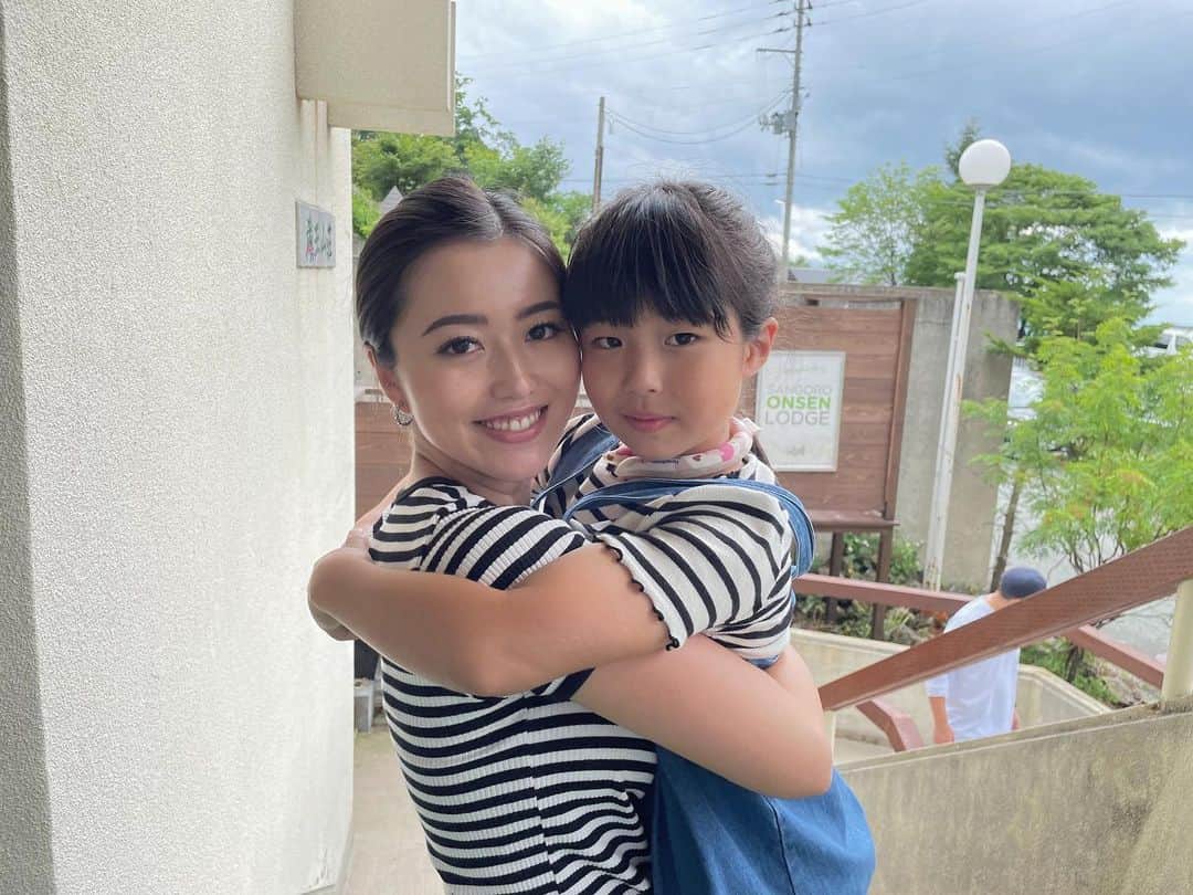 KOUMIのインスタグラム：「. 夏の思い出🫶🏼 親戚会があって山形蔵王に行ってきました❤️ 皆仲が良くて、コロナでなかなか会えなかったいとこや親戚に会えて幸せな日だった🥰 最後は、お家でお留守番だったなっつ🐈‍⬛ お怒りでしょうか😂 . p.s 2枚目の写真のツッコミ待ってます🥺」