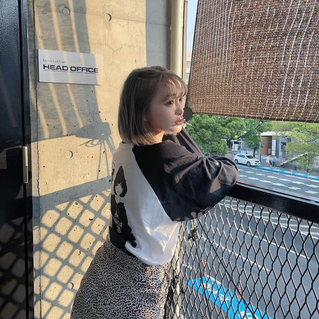 のインスタグラム：「・ ・ 毎度お久しぶりのインスタでございます。 ・ 最近外に一歩でも出たらあっっつってなるから もう出歩いてません。 ・ みんなの夏の乗り越える方法をぜひ教えてくださいまし。 ・ ワタシこういうラグランTシャツすき」