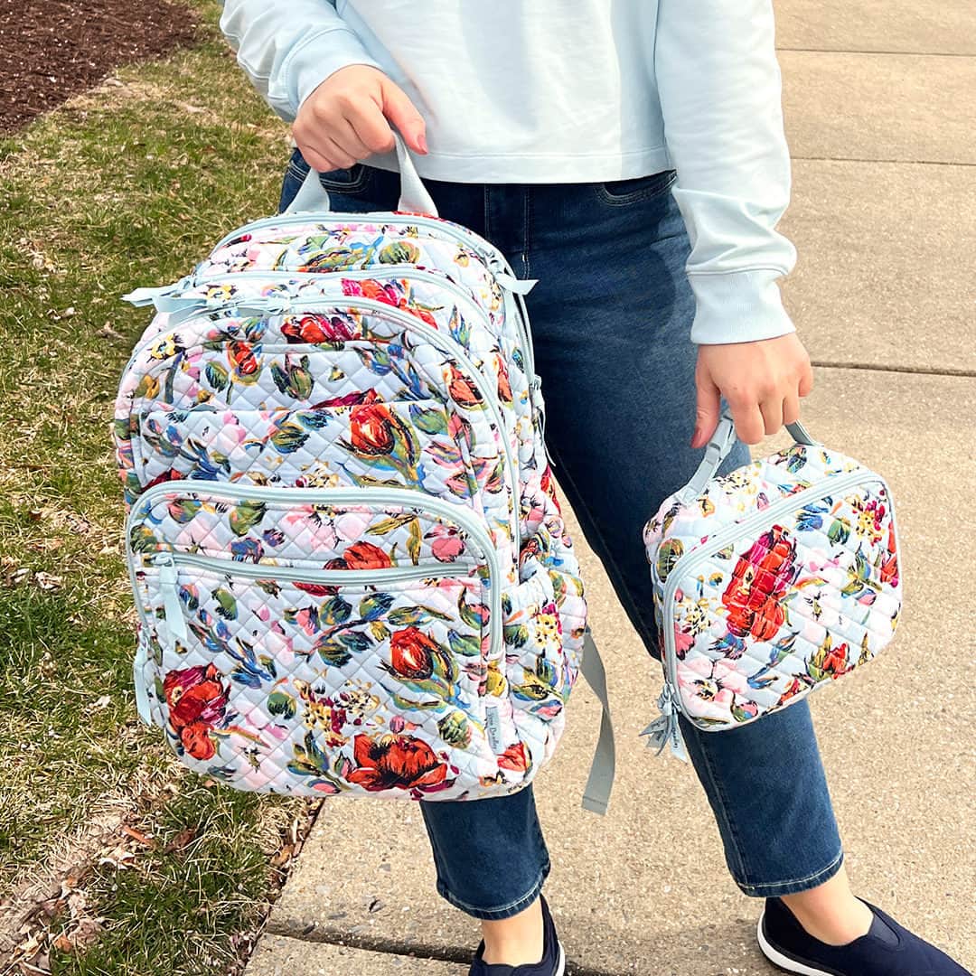 ヴェラブラッドリーのインスタグラム：「😍 All the heart eyes here. The XL Campus Backpack is truly a fan fave. With padding on the straps and against the back, you'll stay comfy even when you're packed to the brim for the day ahead. 📸: @collectlikekaitlyn  #bts #backtoschoolinspo #cottonbag #quiltedcotton #VeraBradley」