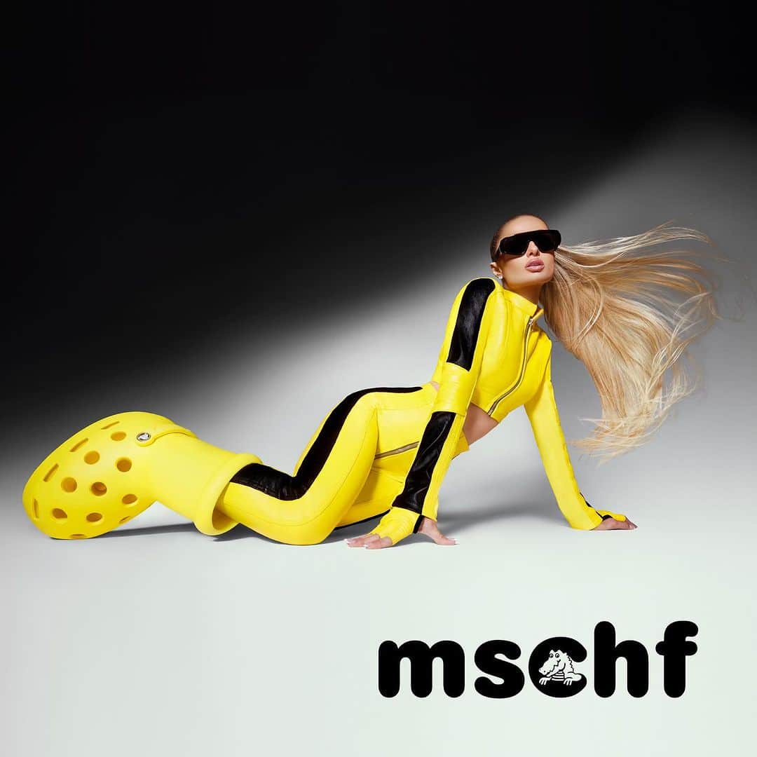 パリス・ヒルトンのインスタグラム：「My new campaign for @MSCHF is hot. 🔥💕#MSCHF」