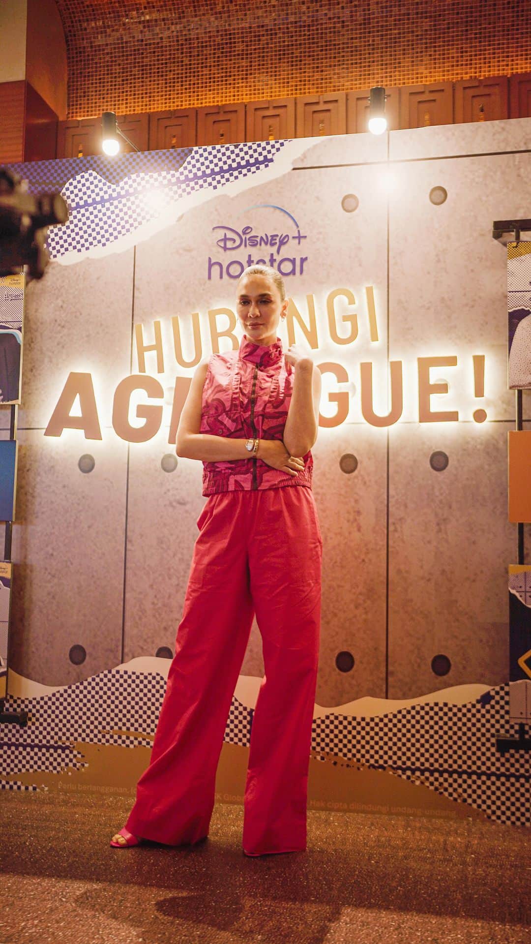 ルナ・マヤのインスタグラム：「Nantikan aku di series terbaru @disneyplushotstarid, Hubungi Agen Gue 29 Juli 2023🫶  Stylist @hagaipakan MUA @ryanogilvy Hair Do @ichanaahair Jewellry @bulgari Outfit @hermes」