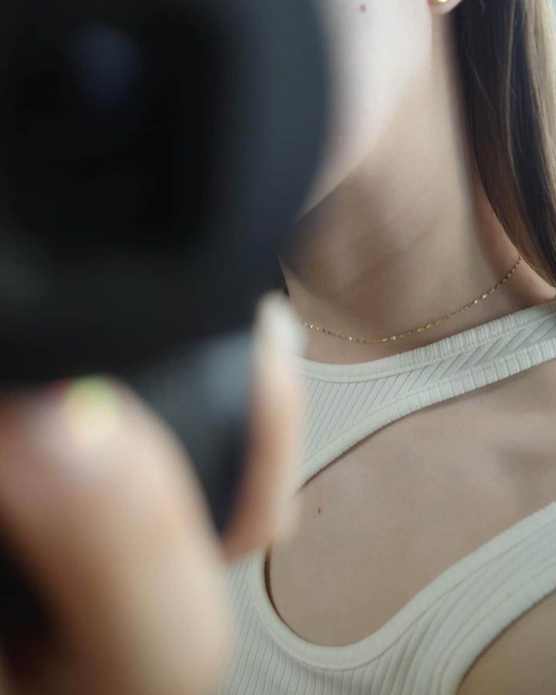 北岡りえさんのインスタグラム写真 - (北岡りえInstagram)「ラフなスタイルに繊細でミニマルなデザインのネックレスで女っぽさを。 軽いつけ心地も魅力で、肌によりフィットするチョーカーレングスはモード感も増せる les bonbon  の 〝Victoria choker yellow gold“ @lesbonbon_official   華奢なのでロングネックレスとの重ね付けもお勧めしたい、レイヤードする楽しみも勿論のこと。 主張し過ぎることなく肌をキレイに見せてくれるところもすきなポイントのひとつ。  そして首太めな私でも綺麗に見せれる優れもの(大事)✨  シュッと首伸びてほしいな〜〜🦕  #lesbonbon #ルボンボン #ジュエリー #チョーカー」7月26日 23時53分 - rie_kitaoka