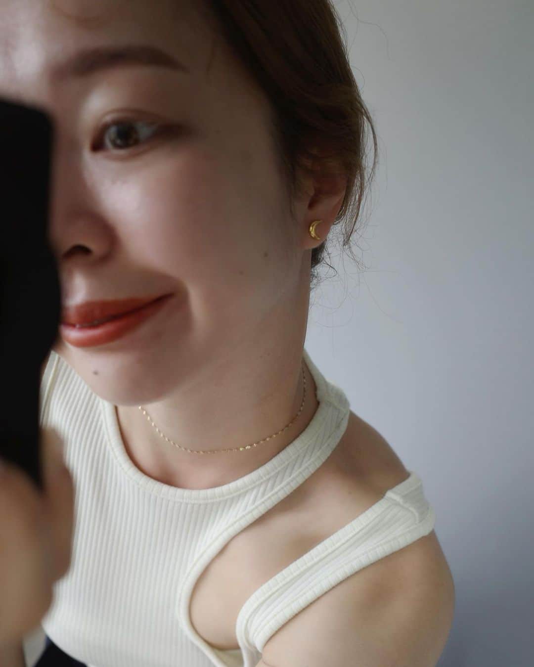 北岡りえさんのインスタグラム写真 - (北岡りえInstagram)「ラフなスタイルに繊細でミニマルなデザインのネックレスで女っぽさを。 軽いつけ心地も魅力で、肌によりフィットするチョーカーレングスはモード感も増せる les bonbon  の 〝Victoria choker yellow gold“ @lesbonbon_official   華奢なのでロングネックレスとの重ね付けもお勧めしたい、レイヤードする楽しみも勿論のこと。 主張し過ぎることなく肌をキレイに見せてくれるところもすきなポイントのひとつ。  そして首太めな私でも綺麗に見せれる優れもの(大事)✨  シュッと首伸びてほしいな〜〜🦕  #lesbonbon #ルボンボン #ジュエリー #チョーカー」7月26日 23時53分 - rie_kitaoka
