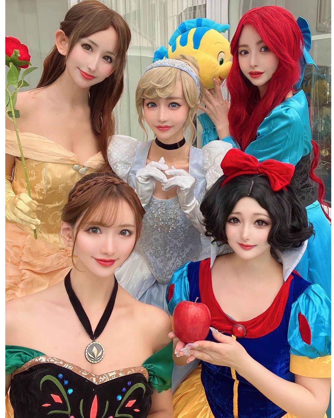のインスタグラム：「プリンセス💕👸🏰 白雪姫🍎初挑戦🎀  ビキニバージョンも👙💕💕  今年は初のDハロ行けるかなぁ🥰🎵  #プリンセスビキニ #cosplay」