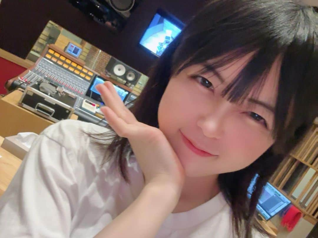 里咲りささんのインスタグラム写真 - (里咲りさInstagram)「タイアップソングのレコーディングでした！  さとさきの音楽チームで張り切って、 エンジニアは森永乳業さんのピノのタイアップのときぶりにグレゴリーさんにお願いして、大好きなスタジオで録音しました！  完成楽しみ！尊敬する人たちと仕事できて心から嬉しいです。  歌も制作も、ここ数年、会社で裏方も頑張りながら学んだことを最大限活かせたと思います。よかった！  楽しみに待っててね☺️✨  #studiotanta #gregorygermain #タイアップ #社長 #ピノ #レコーディング #新曲 #起業家 #1992」7月27日 0時06分 - risasatosaki