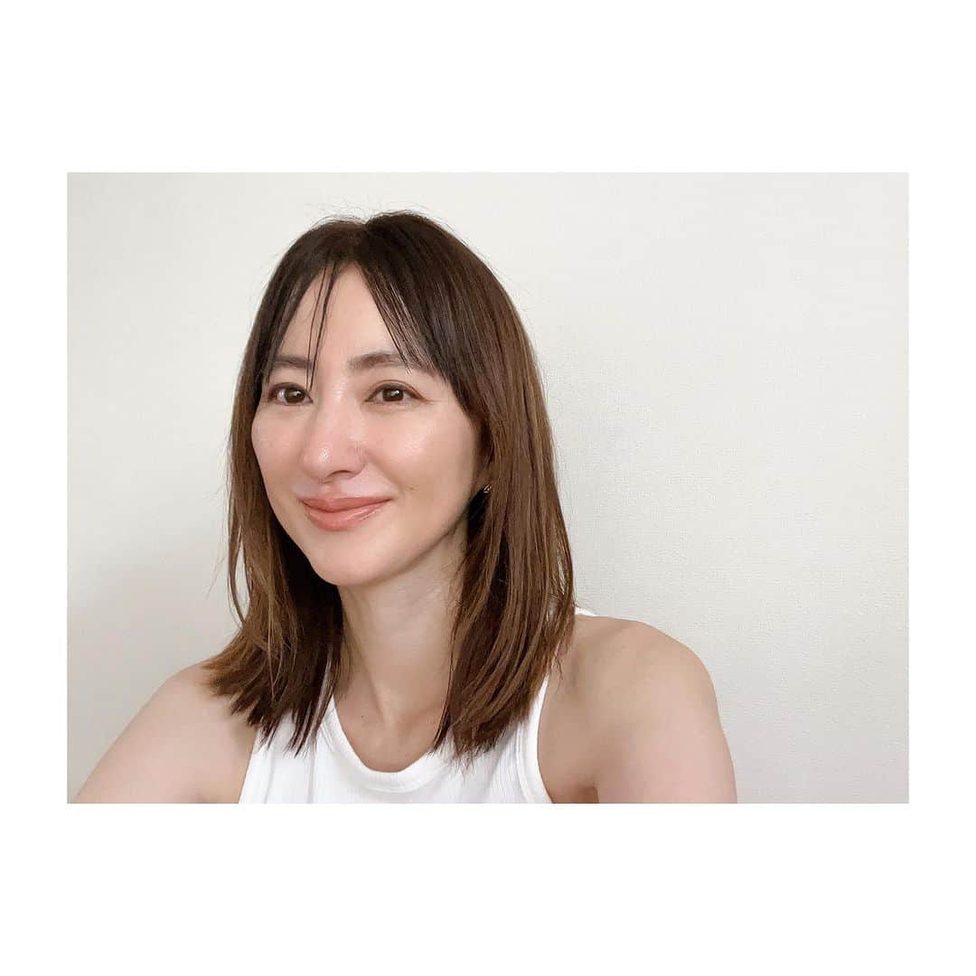 前田ゆかのインスタグラム：「今日も1日暑かったですね☀️  書道の試験作品の お稽古でした。  四課題の作品に入ります。  一気に何枚も書き上げると集中力が途切れてしまうので、  今日は無理なくペース配分して  文字を読み解くところから  続きはまた明日！  #書道 #昇段試験に向けて  #あと少しが長い」