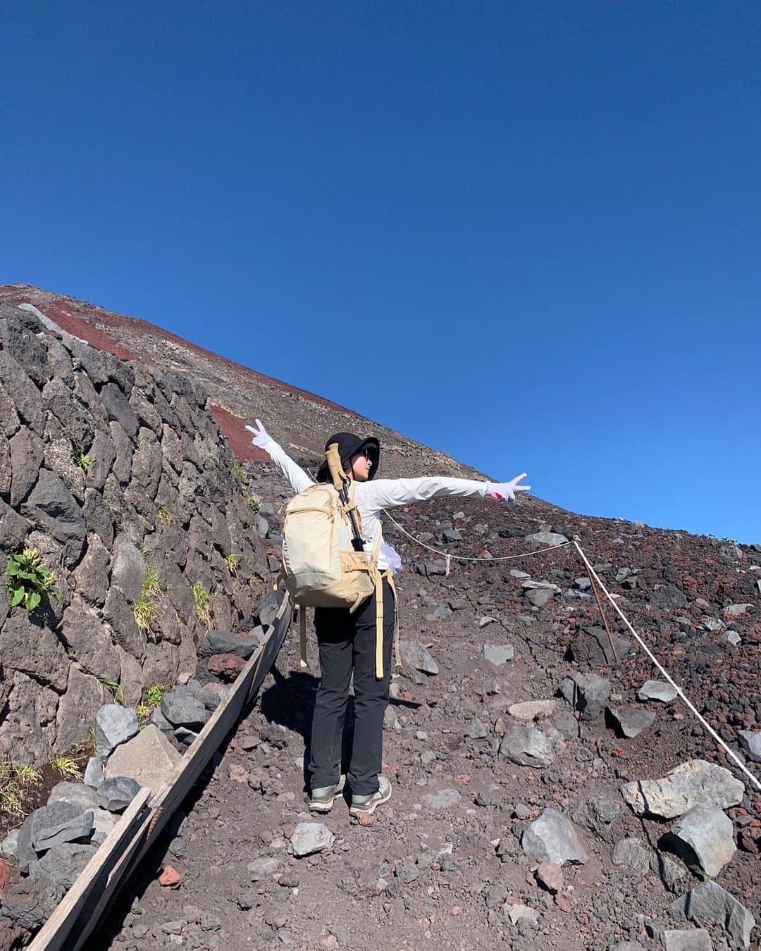 荒井愛花さんのインスタグラム写真 - (荒井愛花Instagram)「嬉しくて沢山載せてしまいました 1枚目は仮歯が取れる直前です 下山後すぐのアイス、忘れません。  次はどこ登ろうかな〜⛰️ アウトドア好きなのと、運動神経良いのは、よく驚かれます。  #愛花の登山日記  #富士山 #登山」7月27日 0時00分 - maaanyaka