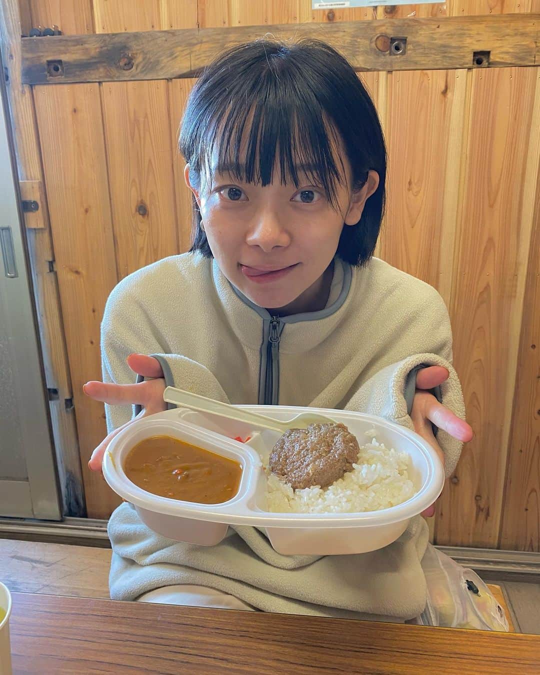 荒井愛花のインスタグラム：「嬉しくて沢山載せてしまいました 1枚目は仮歯が取れる直前です 下山後すぐのアイス、忘れません。  次はどこ登ろうかな〜⛰️ アウトドア好きなのと、運動神経良いのは、よく驚かれます。  #愛花の登山日記  #富士山 #登山」
