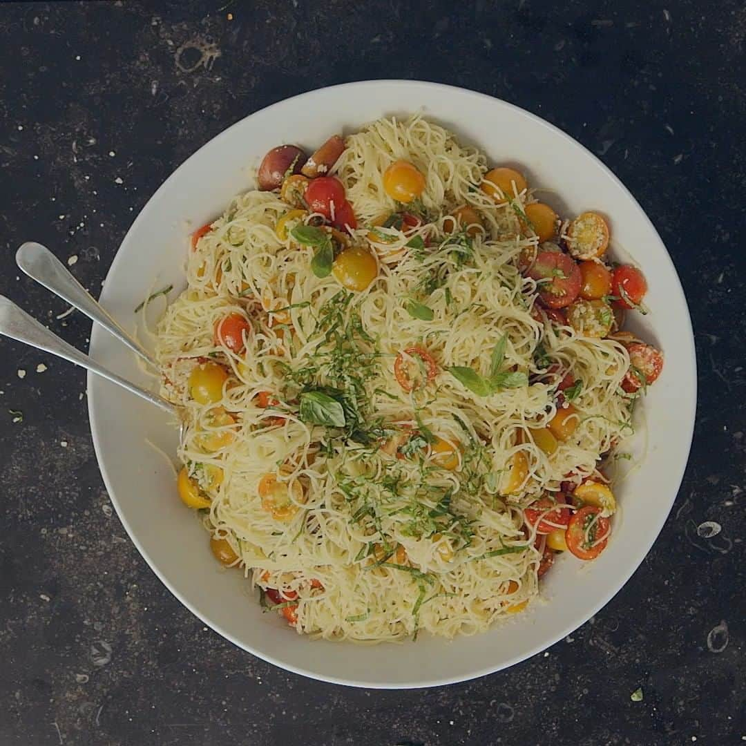 アイナ・ガーテンのインスタグラム：「Another fabulous, surprisingly simple summer recipe that I love comes from my late friend Jean Halberstam. Jean's husband used to call this Summer Garden Pasta a "three-bowler." 😂 Would you agree? Recipe linked in bio!  Barefoot Contessa at Home, page 121.」