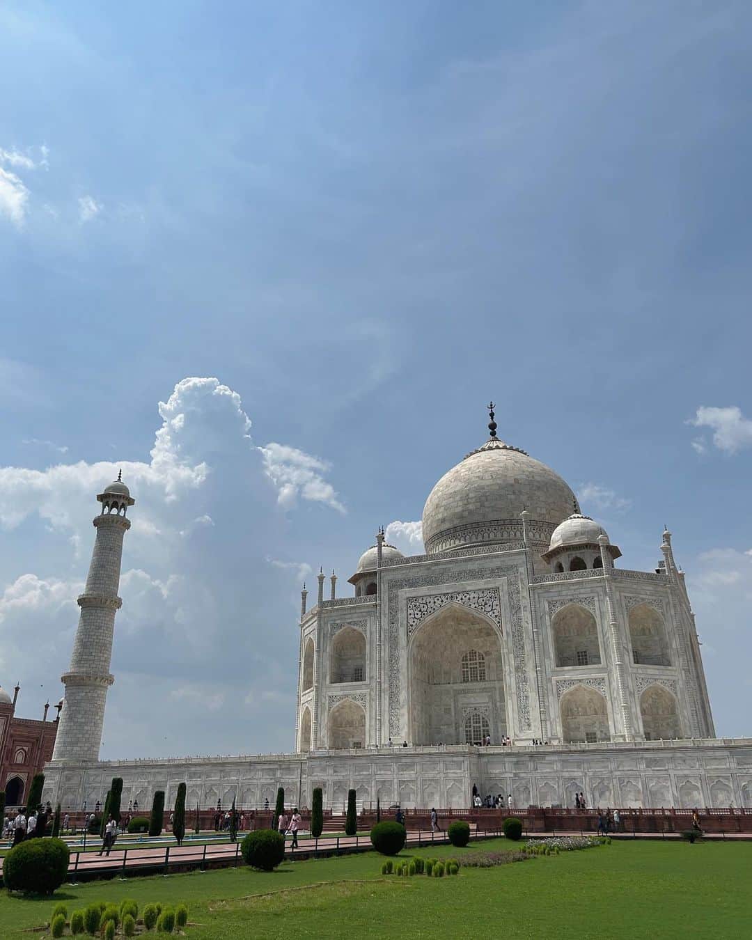 島田晴香のインスタグラム：「Taj Mahal 🕌🤍🤍🤍🤍 死ぬまでに観に行きたい世界遺産の1つだったので感動🥺❤️‍🔥 期待値超えてきた☺️  #tajmahal  #india」
