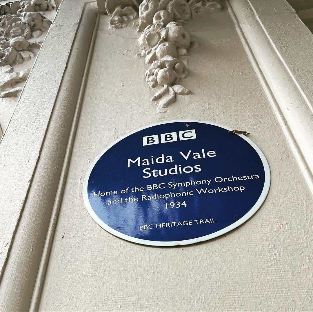 リトル・ブーツさんのインスタグラム写真 - (リトル・ブーツInstagram)「Was wonderful to be back at @bbc Maida Vale studios this week to record something special for @bbcradio1 with @lpgiobbi, I haven’t been back here since recording with @garynuman for @bbc6music , it has such a special magic feel… tune in on Sunday night ✨   #bbcmaidavalestudios #bbcmaidavale #livesession #bbcradio1 #maidavalestudios #femaleproducers #lpgiobbi #pianolounge」7月27日 0時02分 - littlebootsmusic