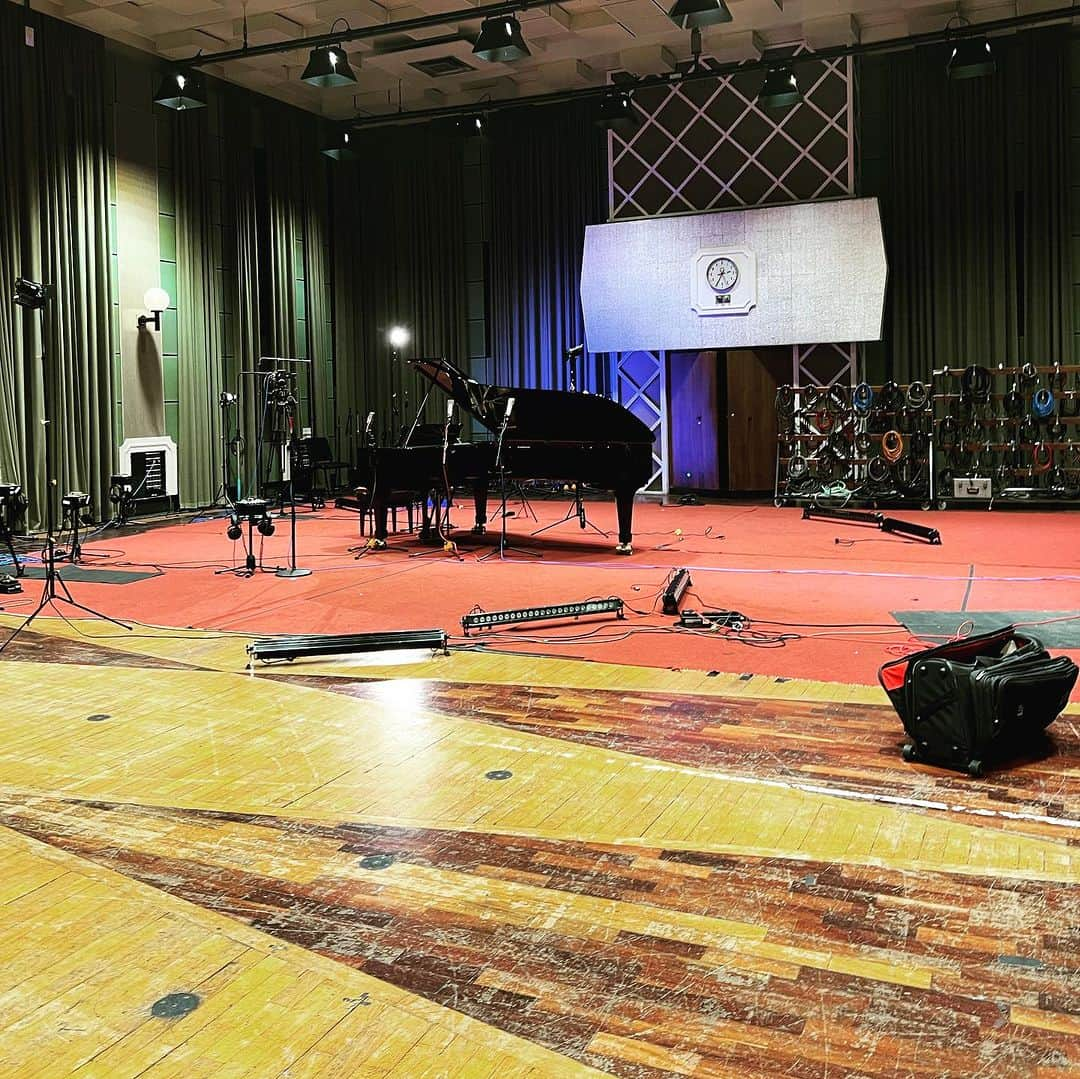 リトル・ブーツさんのインスタグラム写真 - (リトル・ブーツInstagram)「Was wonderful to be back at @bbc Maida Vale studios this week to record something special for @bbcradio1 with @lpgiobbi, I haven’t been back here since recording with @garynuman for @bbc6music , it has such a special magic feel… tune in on Sunday night ✨   #bbcmaidavalestudios #bbcmaidavale #livesession #bbcradio1 #maidavalestudios #femaleproducers #lpgiobbi #pianolounge」7月27日 0時02分 - littlebootsmusic