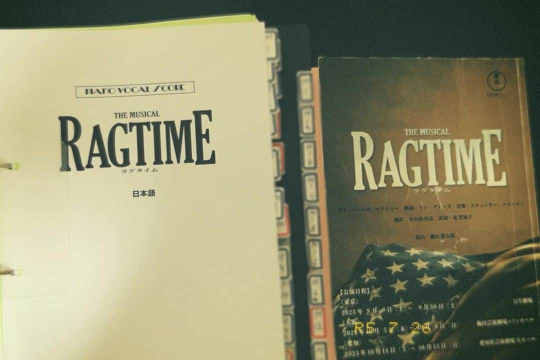 遥海のインスタグラム：「ミュージカル『RAGTIME』  台本に書かれてない でも はみ出てないものを 自分の中で探したり 考えたこともないことを しっかり理解したり。  ストーリーとして本当に興味深い。 ラグタイムの中で生きてるキャラクターは 誰かの現実だったってことも忘れちゃいけない。 そして、今も、そのリアリティーで生きてる人がいると 考えるだけでもゾッとする。  このラグタイムを見た時に、 自分はどう思うのか、 どの役に共感したのか。 そして、この先この世界とどう向き合いたいのか。 どういう人でいたいのか。  深くて深くて 毎日そのことを考えるだけで 泣きたくなるし、 苦しくなる。  この歴史を、しっかり伝えていきたい。」