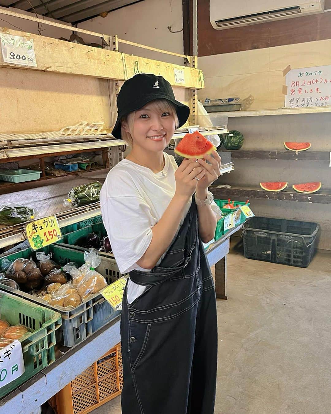 のインスタグラム：「小さい頃からお世話になってる 八百屋さんに久々に行って、 採れたてトマト、枝豆、とうもろこし買ってきたー🤍🤍 ここのはびっくりするくらいめちゃくちゃ美味しいの！！！！！ トマトも甘すぎてびびる！！！！  包んでもらってる間にスイカくれたぁ〜🍉 今年初スイカ🍉  #natsupoi #なつぽい #初スイカ」