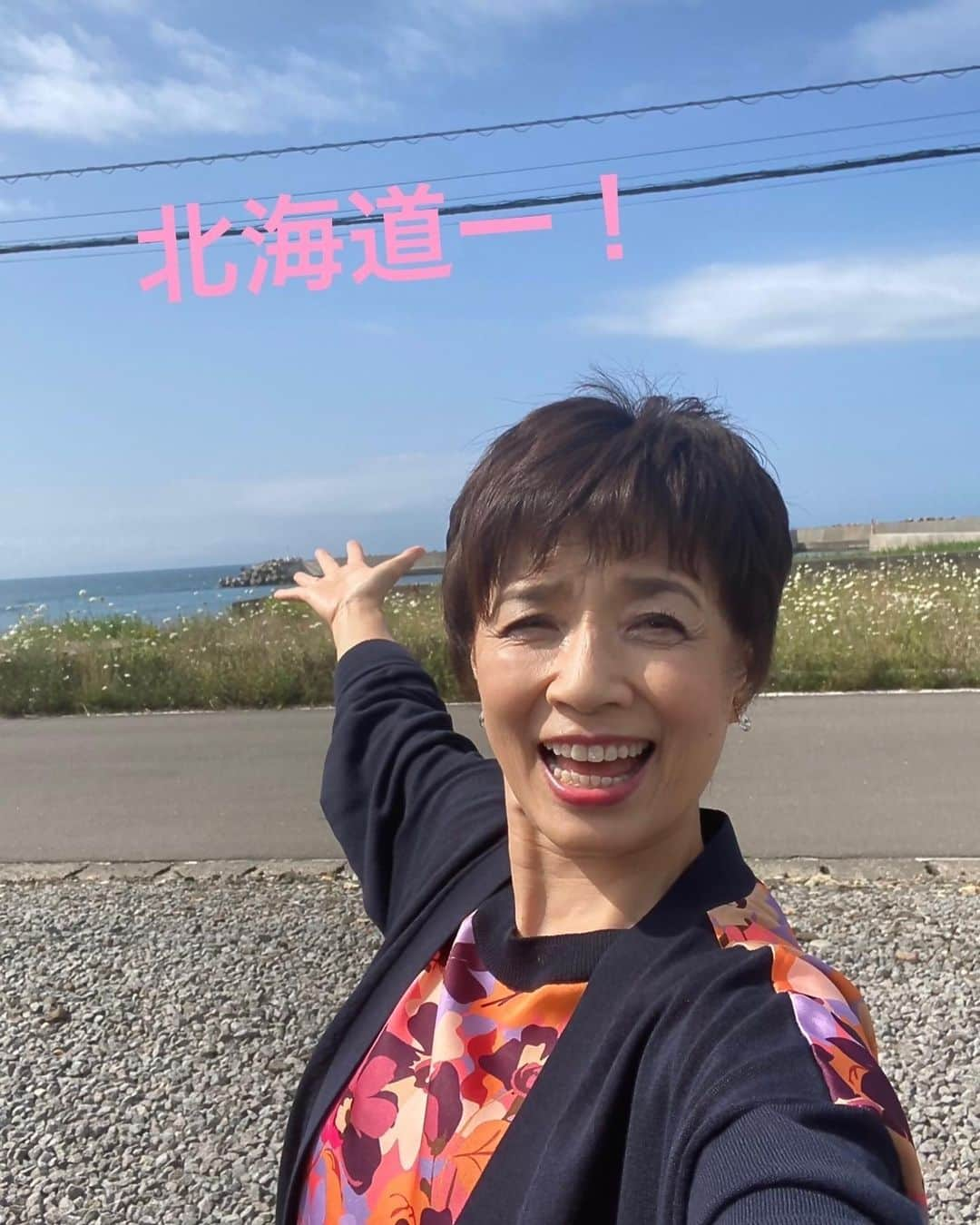 榊原郁恵さんのインスタグラム写真 - (榊原郁恵Instagram)「. 北海道函館のおもひで。  有名なすき焼きのお店『阿さ利』のコロッケ❣️  地元の方々がまとめて買いに来る程人気のコロッケ。開店前にうろちょろして開店と同時に買ったどーー1個90円也❗️ とてもクリーミーで程よい甘さ…これじゃ〜人気ある筈だわ😋  そしてなんと『男爵いも発祥の地』 ここのフライドポテト❣️ ほくほくサクサクカラッと揚がっていい香り〜の美味しいポテトでした。  北海道イチ美味しいと言われる日本蕎麦屋さんの『天ざる』 おそば・天ぷら・蕎麦つゆ・そして蕎麦湯 全てがホントに美味しかった❣️  そして函館に行ったら必ず立ち寄るお店 臭みも無く柔らかくて塩で頂くジンギスカン・サイコーに美味しいの😋  ご紹介したお店は仕事とは全く関係なく…笑 全てロケの空き時間を利用してちょこちょこと動き回り食べまくりました🤣🤣 え⁉️ なんの仕事かって❓  おいしい物をご提供する『とれたて！美味いもの市』 高橋ひとみさんもハリーポッターの舞台終えて2日目に合流‼️  おいしく 楽しいロケでした❣️  #函館 #函館グルメ  #とれたて美味いもの市  #美味いもの市」7月27日 0時05分 - sakakibara.ikue