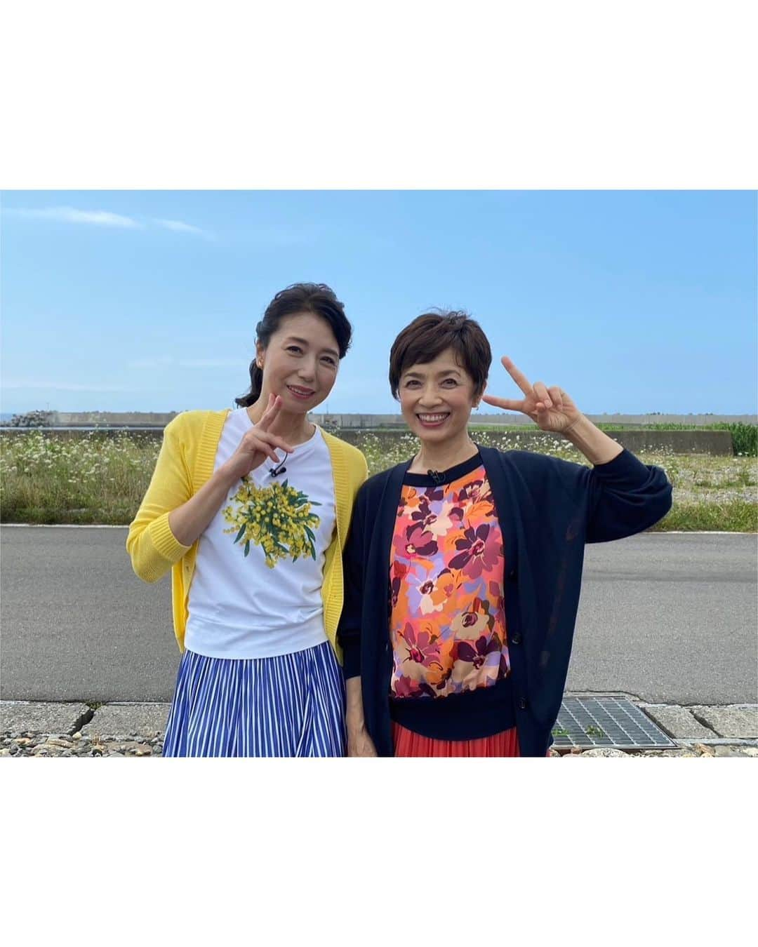 榊原郁恵さんのインスタグラム写真 - (榊原郁恵Instagram)「. 北海道函館のおもひで。  有名なすき焼きのお店『阿さ利』のコロッケ❣️  地元の方々がまとめて買いに来る程人気のコロッケ。開店前にうろちょろして開店と同時に買ったどーー1個90円也❗️ とてもクリーミーで程よい甘さ…これじゃ〜人気ある筈だわ😋  そしてなんと『男爵いも発祥の地』 ここのフライドポテト❣️ ほくほくサクサクカラッと揚がっていい香り〜の美味しいポテトでした。  北海道イチ美味しいと言われる日本蕎麦屋さんの『天ざる』 おそば・天ぷら・蕎麦つゆ・そして蕎麦湯 全てがホントに美味しかった❣️  そして函館に行ったら必ず立ち寄るお店 臭みも無く柔らかくて塩で頂くジンギスカン・サイコーに美味しいの😋  ご紹介したお店は仕事とは全く関係なく…笑 全てロケの空き時間を利用してちょこちょこと動き回り食べまくりました🤣🤣 え⁉️ なんの仕事かって❓  おいしい物をご提供する『とれたて！美味いもの市』 高橋ひとみさんもハリーポッターの舞台終えて2日目に合流‼️  おいしく 楽しいロケでした❣️  #函館 #函館グルメ  #とれたて美味いもの市  #美味いもの市」7月27日 0時05分 - sakakibara.ikue