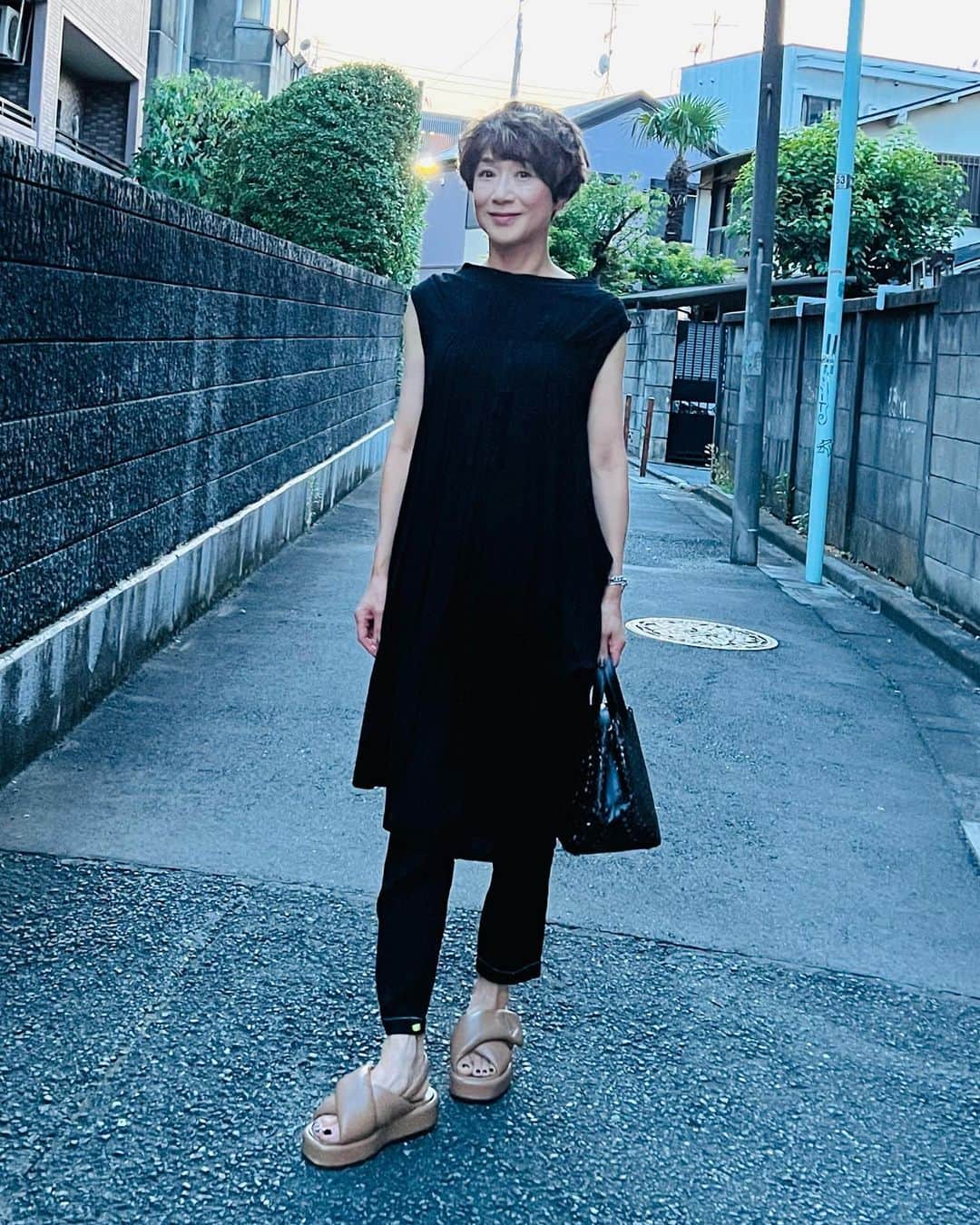 黒田知永子さんのインスタグラム写真 - (黒田知永子Instagram)「. 夕暮れ…7時ごろだけど明るい🔆 どちらが前でも大丈夫なワンピースはノースリーブでちょっとだけ涼しい…ような気がします🤭 「あ〜熱すぎて何もする気にならない！」というのが最近の言い訳🥵 そしてアイスばかり食べてます🩶  📣📣📣 7/25 @stand_fm 更新しました！ @stand_fm のアプリからかプロフィール欄のリンクツリーから聞くことができます。 お時間のある時にぜひ聞いてくださいね☺  #standfm  #黒田知永子のchikoplusチャンネル  #ラジオでおしゃべり #白くま美味しいね #黒田知永子 #chiekokuroda」7月27日 0時14分 - kuroda_chieko