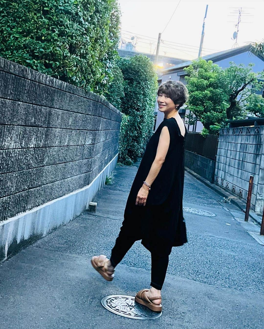 黒田知永子のインスタグラム：「. 夕暮れ…7時ごろだけど明るい🔆 どちらが前でも大丈夫なワンピースはノースリーブでちょっとだけ涼しい…ような気がします🤭 「あ〜熱すぎて何もする気にならない！」というのが最近の言い訳🥵 そしてアイスばかり食べてます🩶  📣📣📣 7/25 @stand_fm 更新しました！ @stand_fm のアプリからかプロフィール欄のリンクツリーから聞くことができます。 お時間のある時にぜひ聞いてくださいね☺  #standfm  #黒田知永子のchikoplusチャンネル  #ラジオでおしゃべり #白くま美味しいね #黒田知永子 #chiekokuroda」