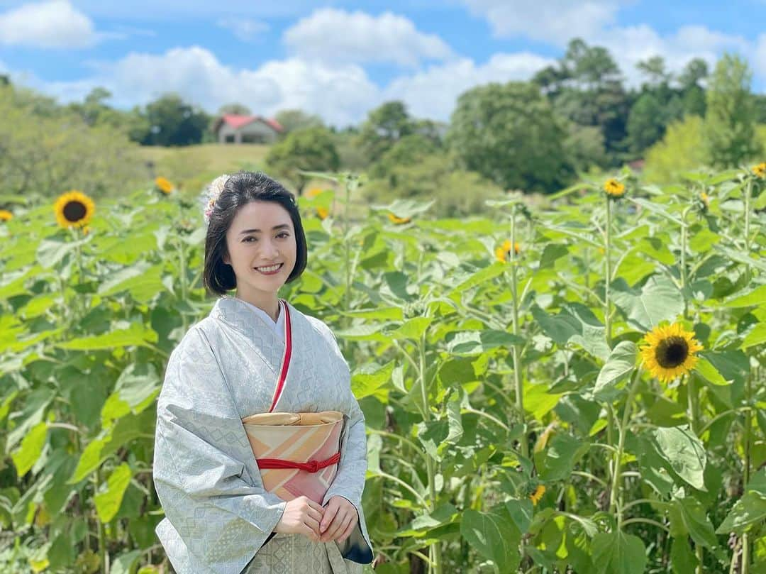 小川夏果のインスタグラム：「大島紬と向日葵畑🌻大好きな #ひまわり の季節。The kimono I am wearing is called Oshima tsumugi, which was made in Kagoshima and is said to be the most precious and historic in Japan. This fabric was used last year for the interior of a Ferrari car, for furniture, and is changing its form and moving into the future.  I am an ambassador of this Oshima Tsumugi!  Wouldn't you all like to have some?😋❤️  #kimono #kimonostyle #着物 #和装 #和服 #和服體驗 #和服コーデ #着物ヘア #着物女子 #着物デート #向日葵 #向日葵畑 #鹿児島 #鹿児島観光 #sunflower #sunflowers #summertime #summerstyle #japantrip #japanlife #japanlover  #大島紬 #紬」