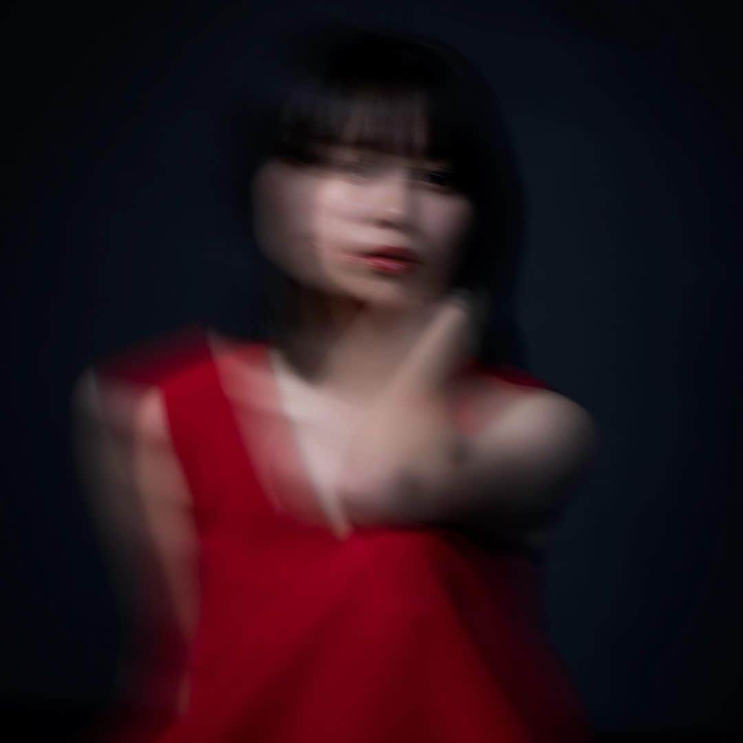 高木紗友希のインスタグラム：「新曲「愛煩い」リリースされました🩶 たくさん聴いてね🎶  みんなの感想を聞くのを楽しみにしています！！！」