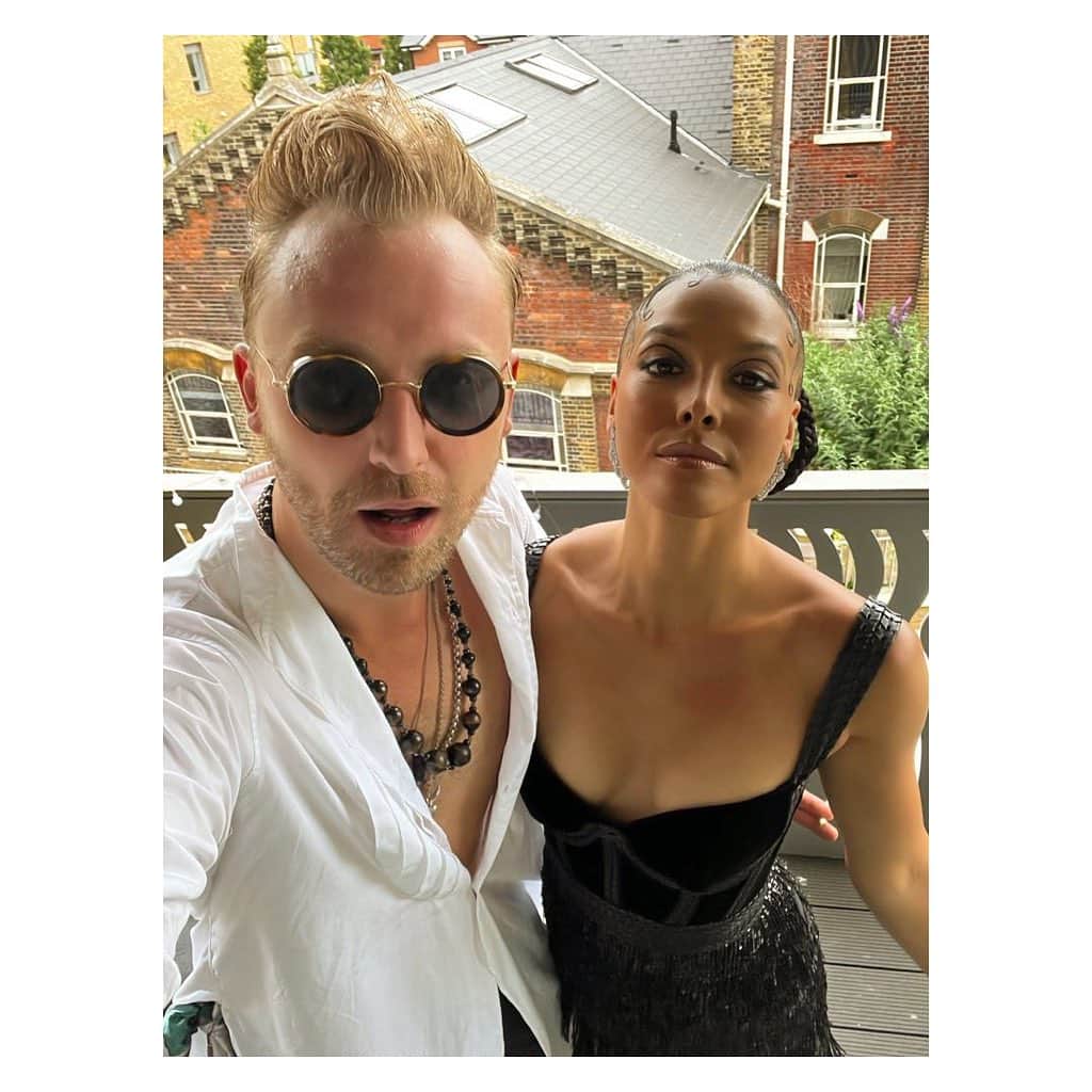 メシア・シムソンのインスタグラム：「Annnd in colour, with my King ♥️」