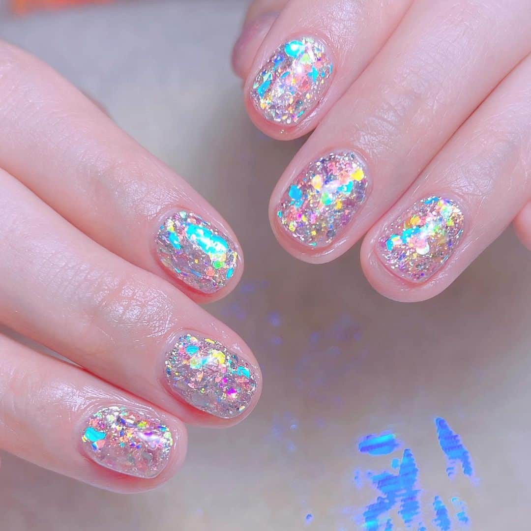 なかやまちえこのインスタグラム：「🪄⠀ ⠀ @chapon_930 ⠀ ホログラムぎっしりネイル♡⠀ ⠀ @aby_sharenail ⠀ #nail #nails #nailart #ネイル #美甲 #ネイルアート  #japanesenailart #manucure #japanesenails #manicurist #gelnails #أظافر #네일아트 #미용  #เพ้นท์เล็บ #artedeuñas #เพ้นท์เล็บเจล #ジェルネイルデザイン #ネイルデザイン #nagelkunst #ホログラムネイル #グリッターネイル #ラメネイル #glitternails」