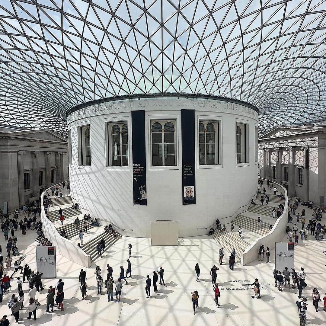 のインスタグラム：「#britishmuseum  Step back in time and explore the fascinating tapestry of human history at the British Museum in London! From ancient civilizations to modern masterpieces, there's something to captivate every curious mind. Click for your unforgettable journey through 2 million years of art, culture, and heritage! 🏛️🌍🎨   Setting our sights on London, the adventure begins with Thai Airways in absolute style! 🇹🇭✈️🇬🇧 Thai Airways will bring you to the enchanting London! Book now : thaiairways.com or click link our bio.  Cr. Tiwakorn Jantapoon  #BritishMuseum #London #HistoryUnleashed #culturalexploration」