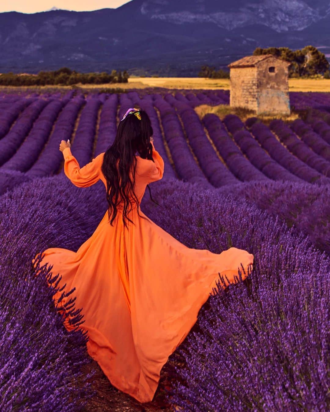 イリーナ・イワノワさんのインスタグラム写真 - (イリーナ・イワノワInstagram)「Are you TEAM ORANEG or TEAM TURQUOISE? Lavender fields in Provence, France has been on my bucket list. Another dream come true ✅🇫🇷」7月27日 0時38分 - hipdoll