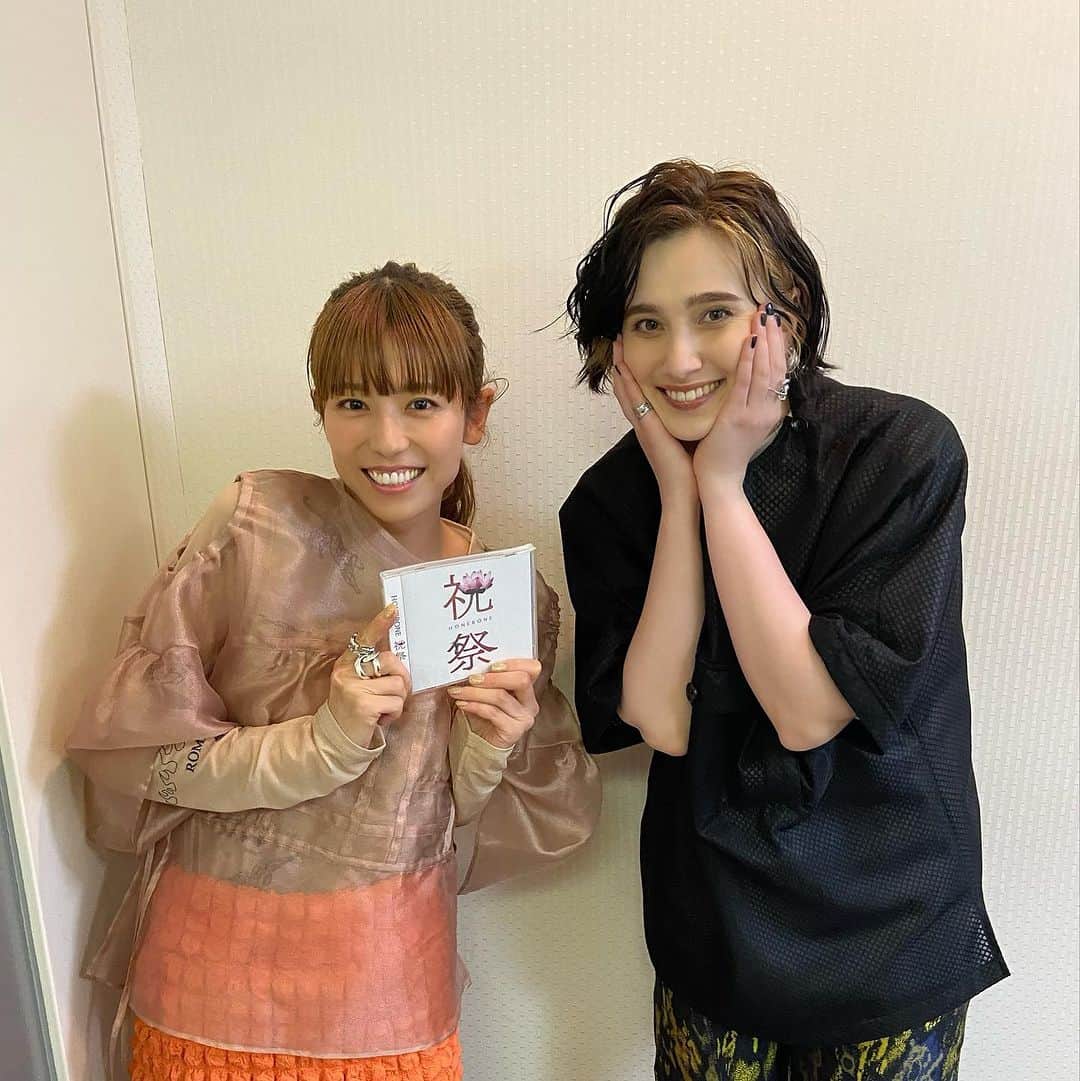Emilyのインスタグラム：「#上田と女が吠える夜 みなさんとってもとっても素敵な方々で、優しかったです😱🩷🩷🩷🩷🩷🩷CDを優しく受け取ってくださり、お話を聞いて下さいました…😩⭐️ ぱるるさんに限ってはお名前まで書かせていただきまして…可愛すぎて昇天…🌀 この日のメイクは大好きなまなみさんでした💪💋💄✨」