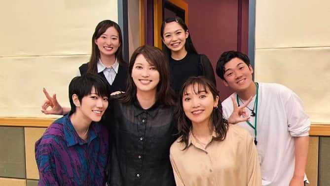 鳳真由さんのインスタグラム写真 - (鳳真由Instagram)「NHK-FM「FMシアター【セッション】 NHKラジオ「らじる★らじる」にて 2023年9月9日（土）22:00 放送  素敵すぎる皆様とご一緒させて頂けた現場は夢の様でした！！ 個人的には初めてのことばかりでしたが、ご縁とタイミングに感謝し、 ひたすらに 素敵な人間ドラマを聴いてくださる皆様にお届けできればという気持ちでいっぱいです。  （といいつつ、収録後はご一緒できた嬉しさと奇跡で胸いっぱいすぎました。たのしかったーーーー。反芻してにやにや😍）  どうぞどうぞ、 お楽しみください👂  よろしくお願いいたします！  ……………………………………………………………………………………  ＦＭシアター『セッション』  【NHK FM】  2023年9月9日（土） 午後10時～午後10時50分（全1回）  　★「聴き逃し」配信あり（放送から1週間）  【出演者】　　　　　　　  朝夏まなと　七海ひろき　鳳真由  久留飛雄己　華雪りら　藤本もあ菜  【作】丸山智  【音楽】川田瑠夏  【ジャズ歌唱指導】 飯嶋ももこ  【あらすじ】  町の貸しスタジオの一室。有希（朝夏まなと）が来るのを待ちながら、梨花（七海ひろき）はドラムを叩き、愛子（鳳真由）はギターを鳴らしている。高校時代にジャズバンドを組んでいた同級生３人、久しぶりの集合だ。彼女たちの青春の思い出には、欠けたピースがあった。ボーカル担当だったミッチが、ジャズ・フェスティバル直前に、若くして事故で帰らぬ人となっていたのだ。遅れて到着したものの、一向にピアノの前に座ろうとしない有希の態度に、梨花は痛烈な言葉を浴びせる・・・。  ともに過ごした季節から長い時を経た今、それぞれの人生の悩みを抱えながら、再び音を合わせようとする心のセッションを描く。」7月27日 0時51分 - ootorispecialpanic