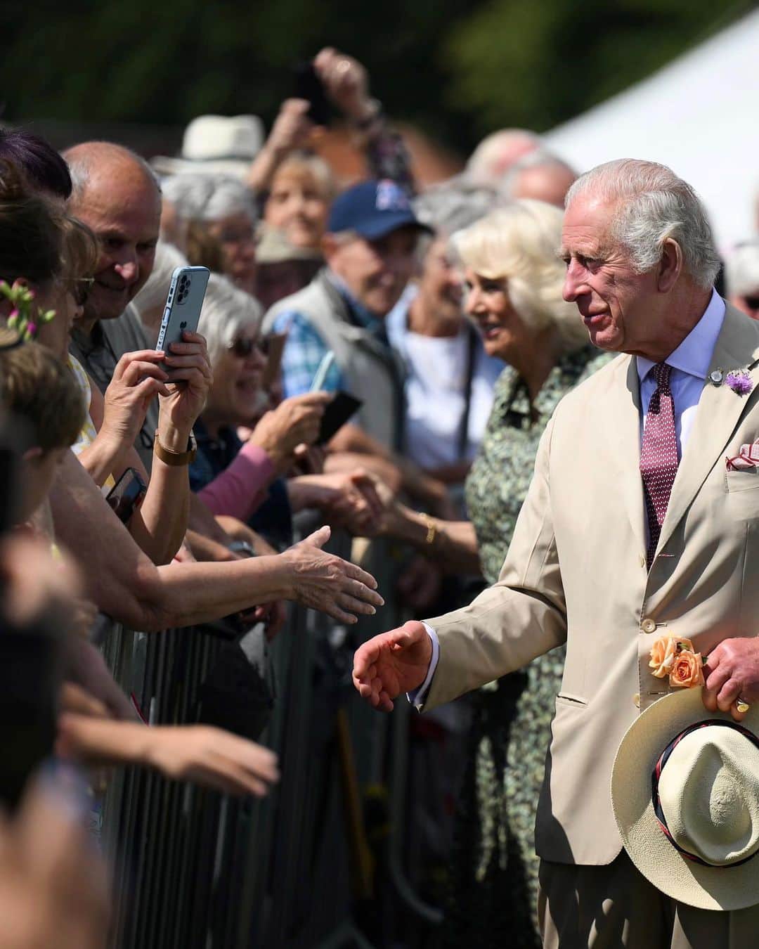 ロイヤル・ファミリーのインスタグラム：「A glorious day at the 140th Sandringham Flower Show! 🌸  Their Majesties had a wonderful time touring the delicious food stalls 🍰 and viewing beautiful Coronation-themed bouquets, including a special floral display 💐 by @FlowersFromTheFarm who contributed to Their Majesties’ Coronation at Westminster Abbey.   Thank you for the incredibly warm welcome to the show! 👋」